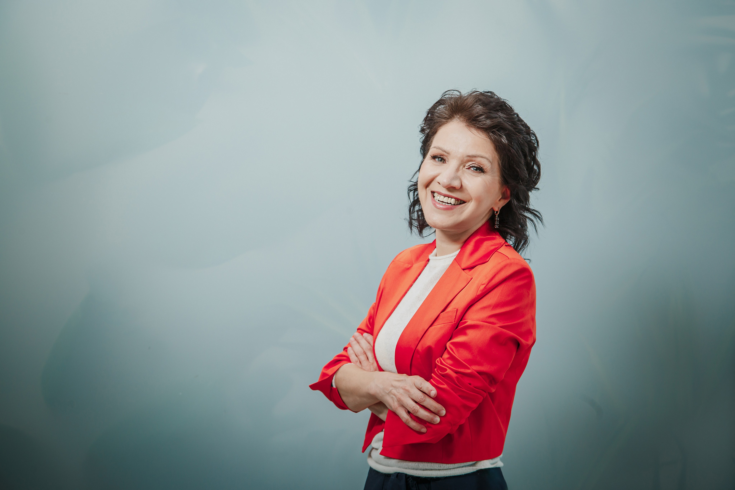 Женский коуч в светлой студии — брендовая фотосессия в Москве, Портрет женского коуча в деловом образе — фотосессия для личного бренда, Фотосессия для эксперта в офисной локации студии Москва, Женский коуч в повседневном образе — контент для соцсетей, Профессиональный бренд-фотограф в Москве — женский коуч, Образ женского коуча для сайта и продвижения в соцсетях, Разнообразные образы на брендовой фотосессии для эксперта, Светлая студия с офисными локациями — фотосессия для коуча, брендовая фотосессия для эксперта, фотосессия для женского коуча, бренд-фотограф Москва, фотосессия личный бренд, фотосессия для сайта, фотосессия для соцсетей, фотосессия для продвижения, фотосессия в студии Москва, фотосессия для эксперта Москва, профессиональная фотосессия для коуча. Катерина Сысуева, Рина Сысуева, rina_sphoto