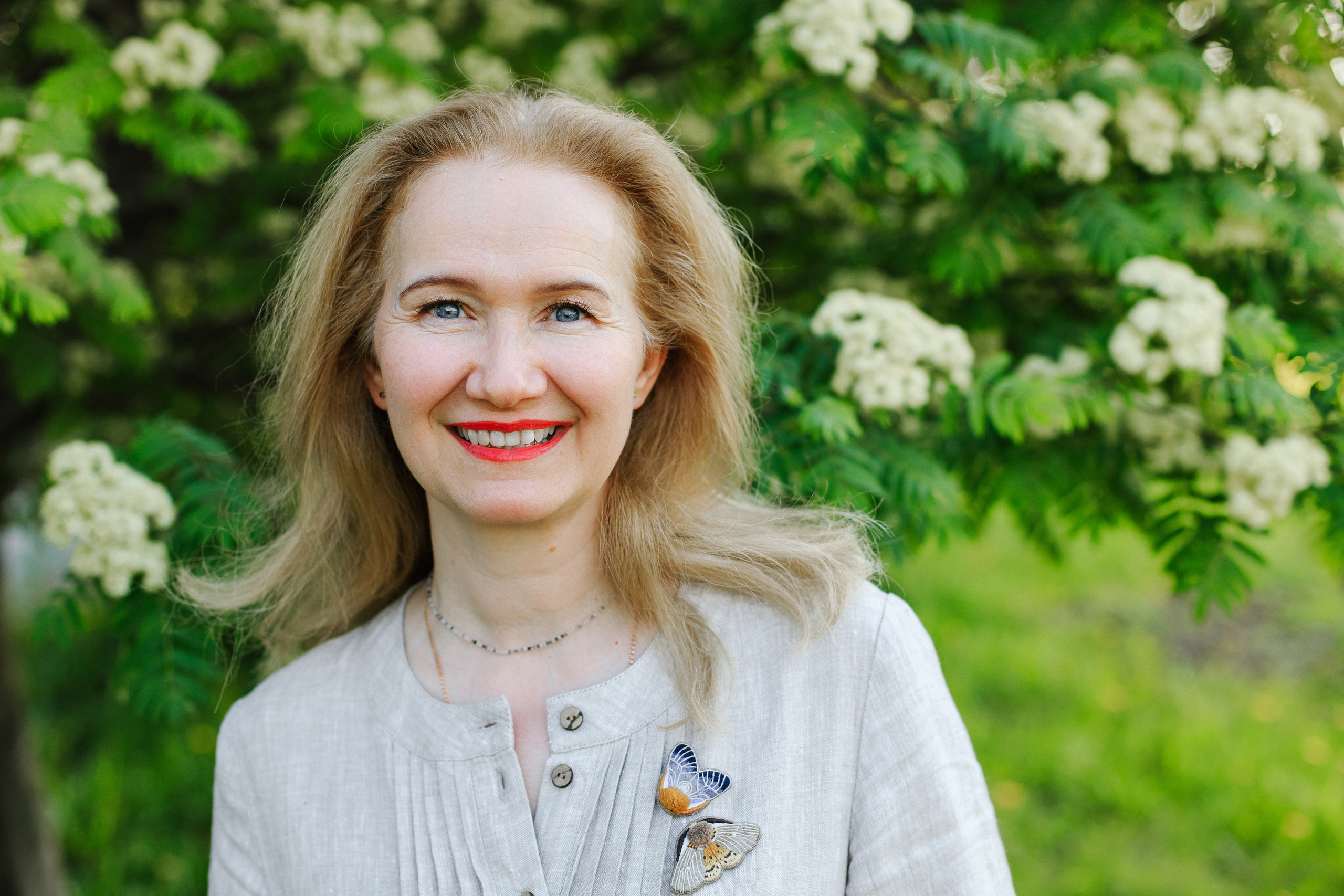 Женская фотосессия в цветении. Контентный фотограф в Перми Натали Кытманова