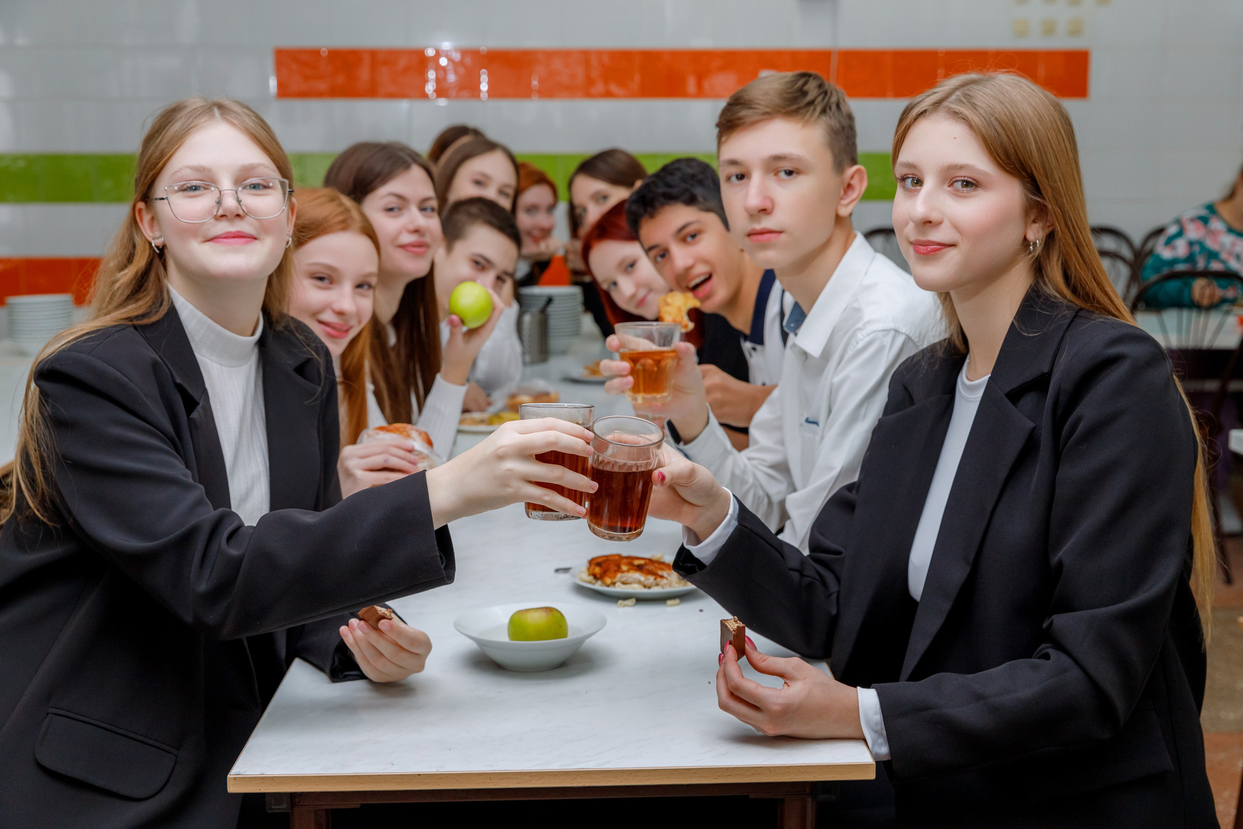 И В ШКОЛЕ ЕСТЬ ЖИЗНЬ. Марина Ушакова. Фотограф. Выпускные альбомы. г. Краснодар