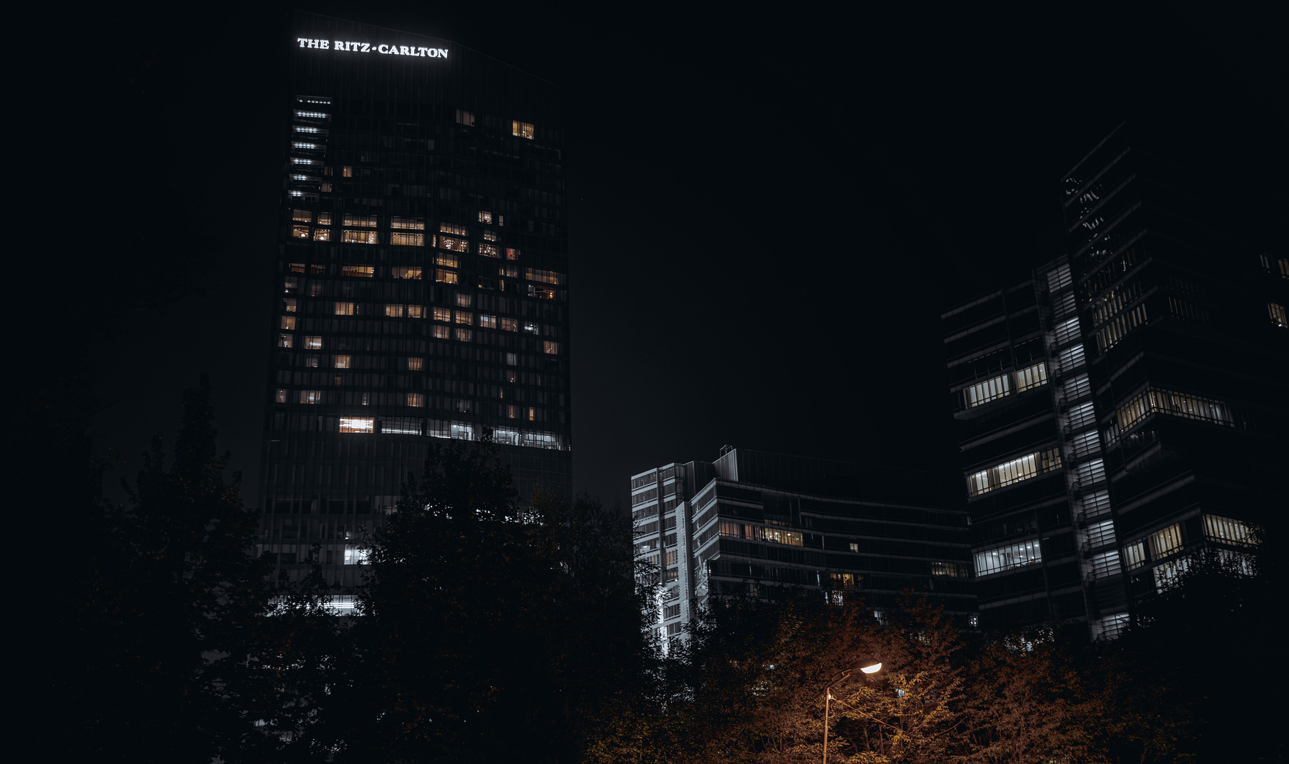 2024 — Night Street. Photographer in Almaty — Alexey Konkov | Reportage, Weddings, Portraits, Love Story