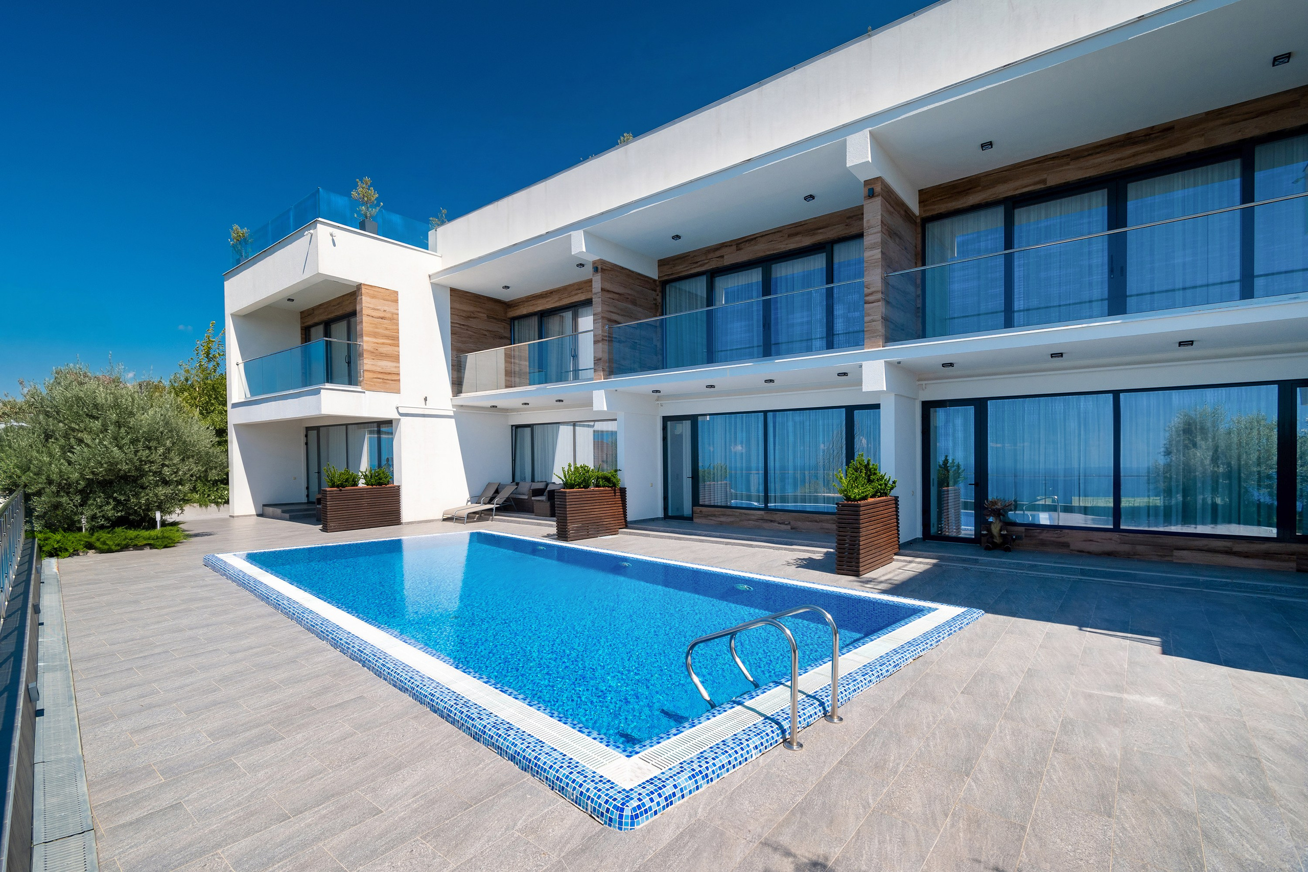 Интерьерная фотосъемка загородного дома с бассейном. Город Сочи.