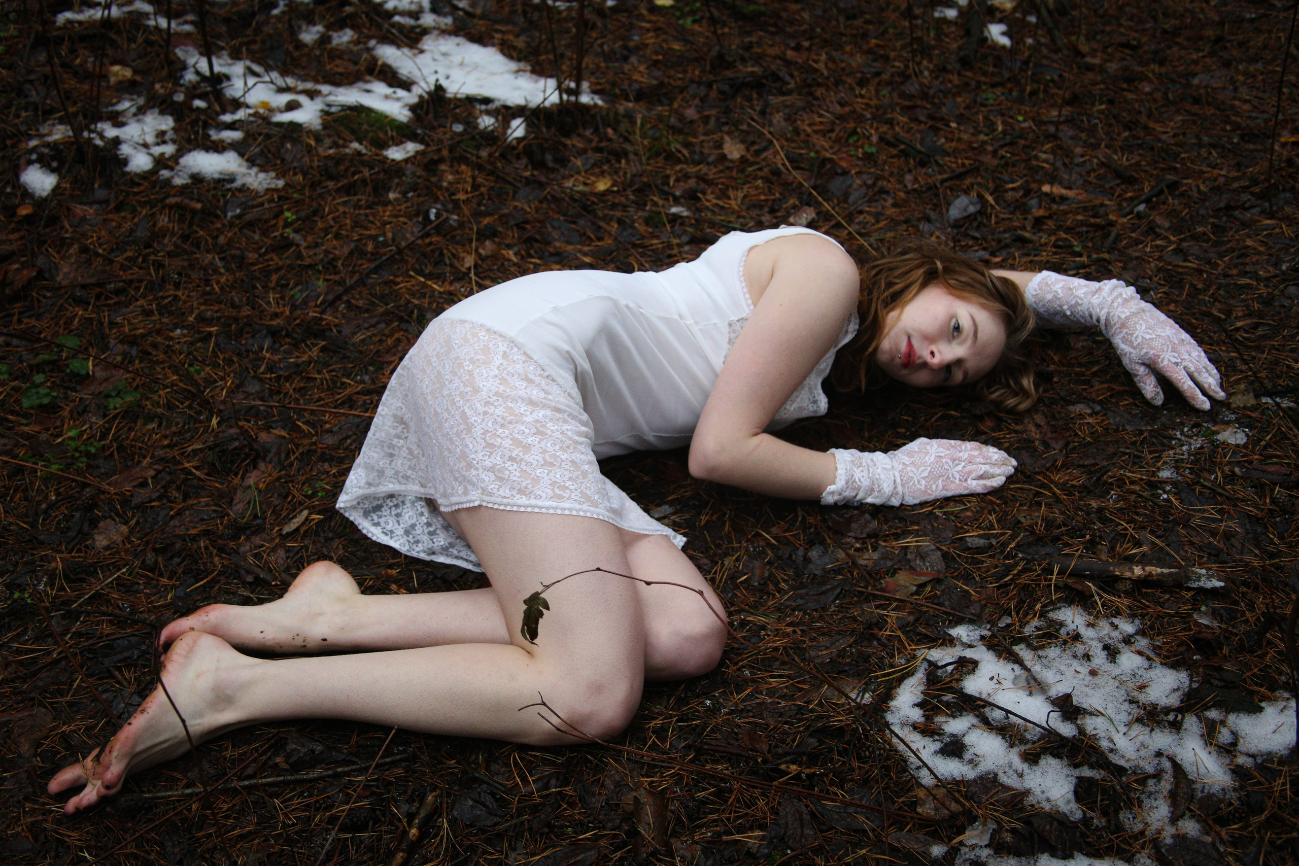 Полина на снегу босиком. Фотограф Пермь. Фотосессия в фотостудии Перми и на свежем воздухе