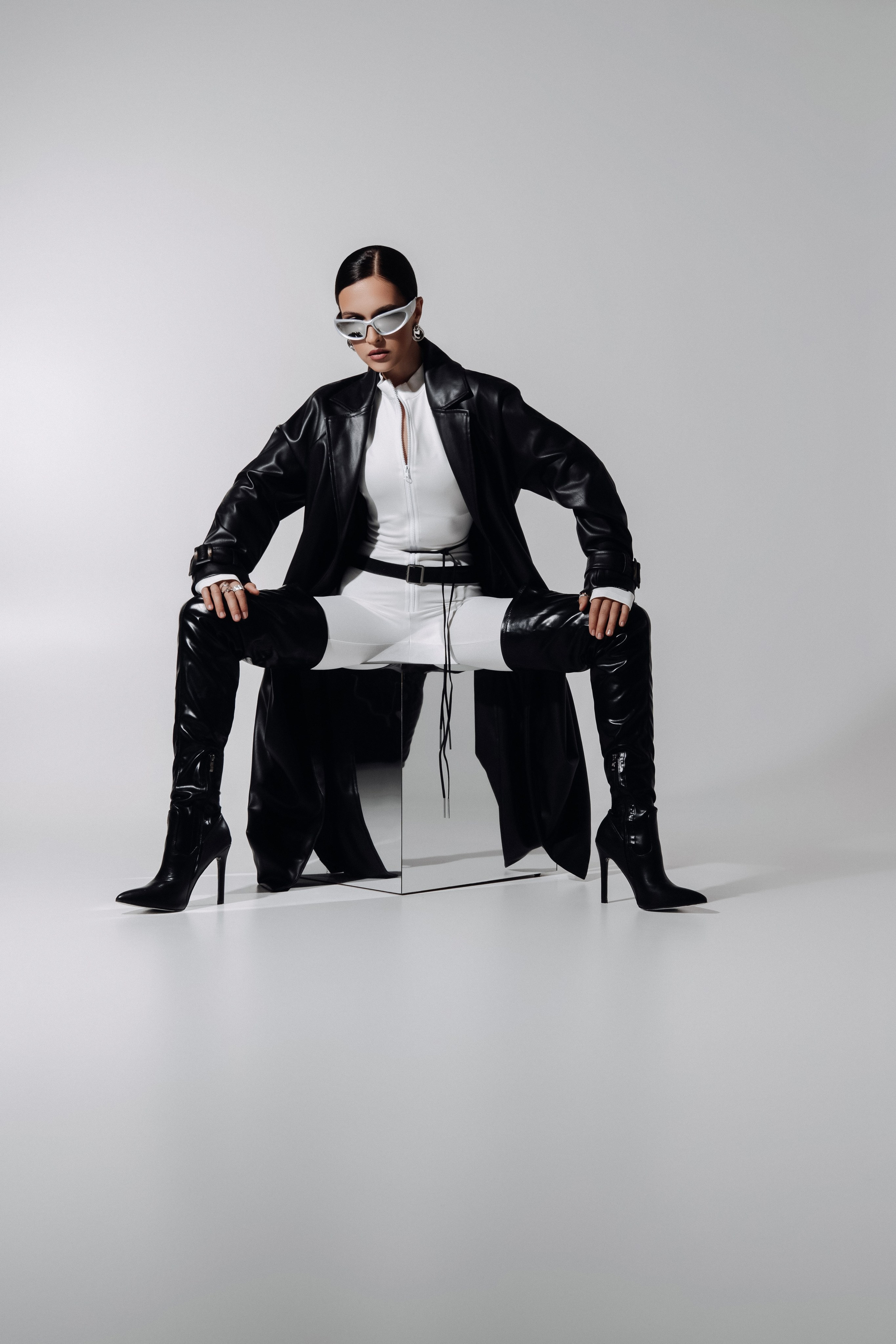 фотосессия в плаще и сапогах 