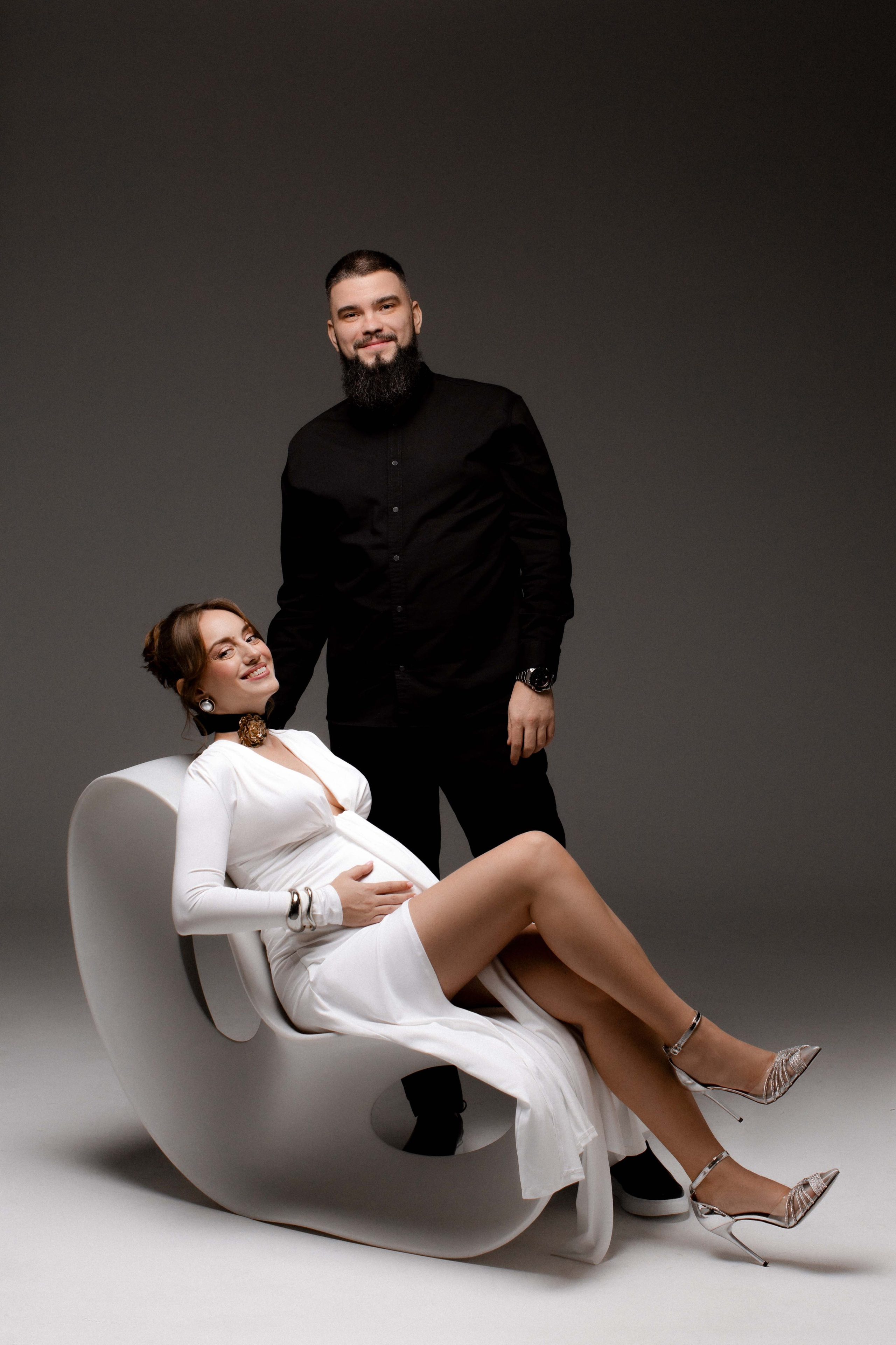 Александра. Фотосессия беременности на циклораме. Фотограф в Москве Ольга Сатони