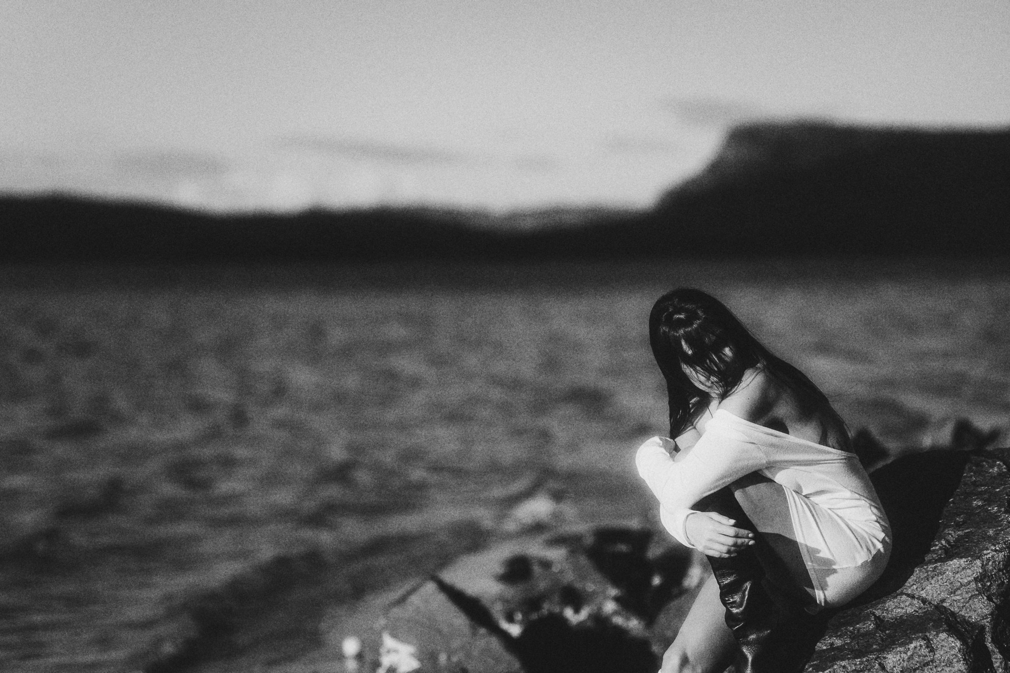 Женский портрет на берегу Баренцева моря, в Териберке. Ветер развевает волосы, светит закатное солнце, эмоциональный женский портрет. Женская сила.