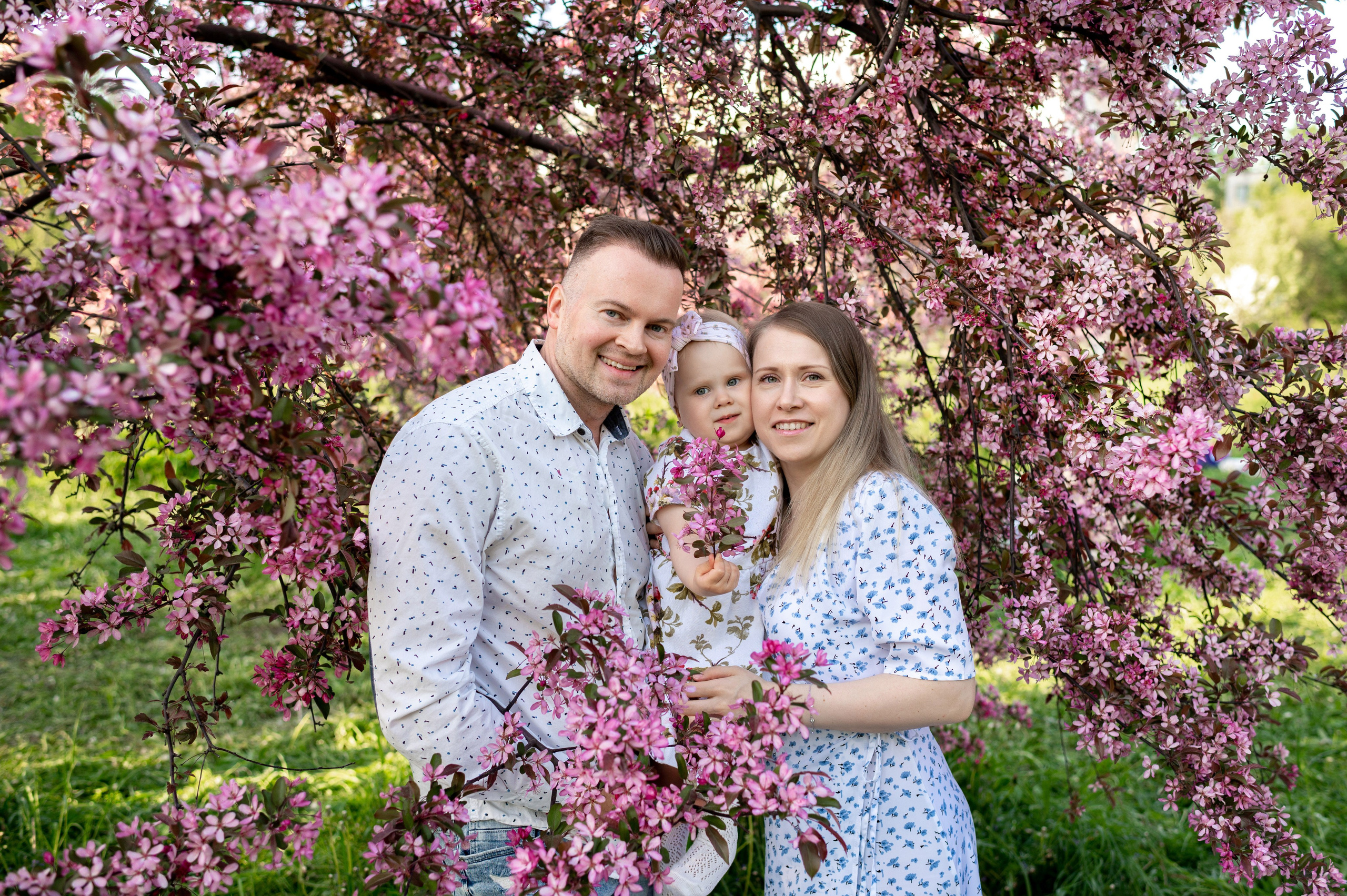 Ника и родители в розовых яблонях. Портретный, семейный и свадебный фотограф в Санкт-Петербурге и в Пушкине Ширяев Денис