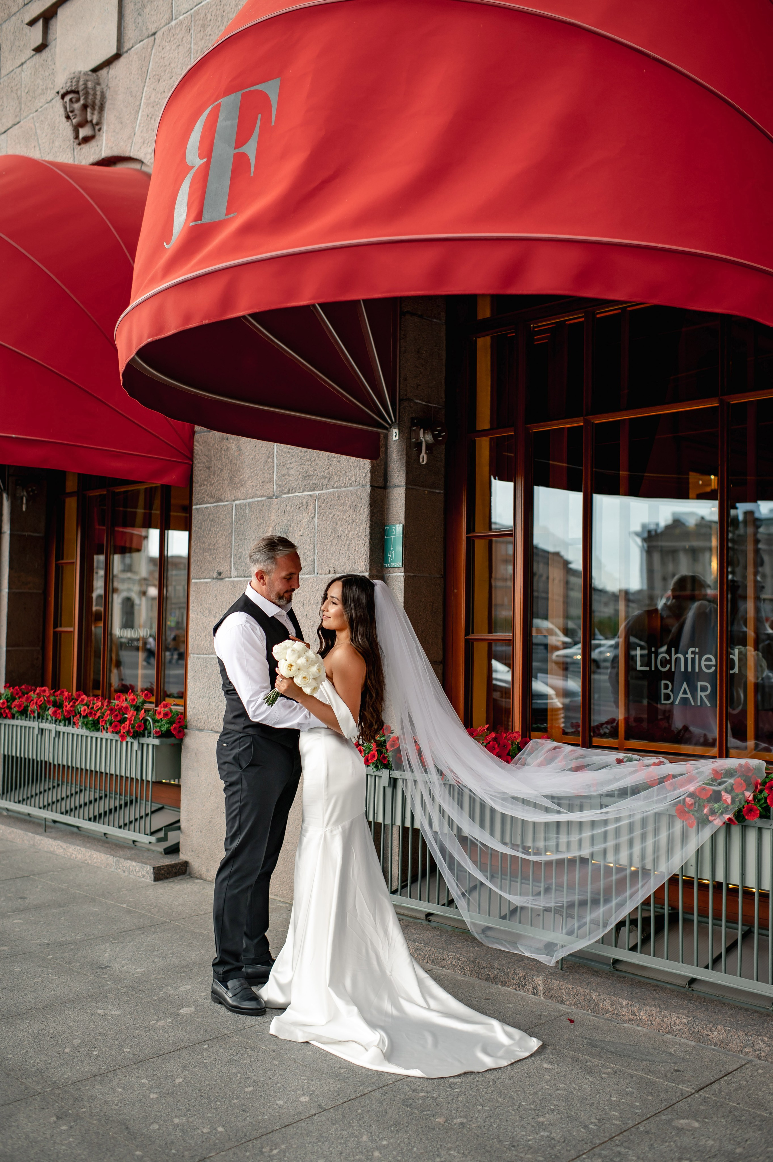 Классическая свадебная фотосессия Аины и Антона по самым красивым местам для свадебной прогулки в Санкт-Петербурге. Портретный, семейный и свадебный фотограф в Санкт-Петербурге и в Пушкине Ширяев Денис