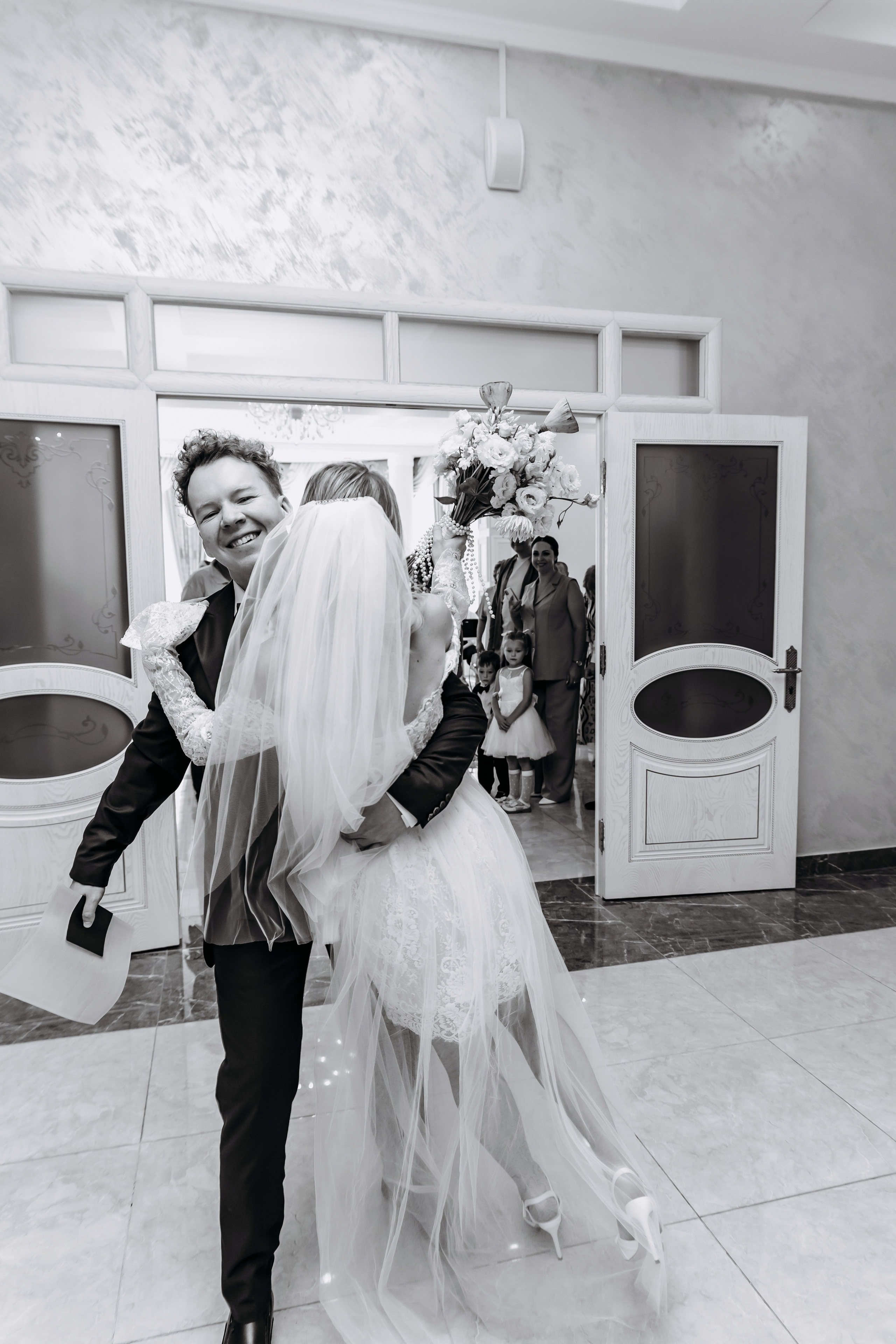 Молодожены танцуют на своем свадебном приеме