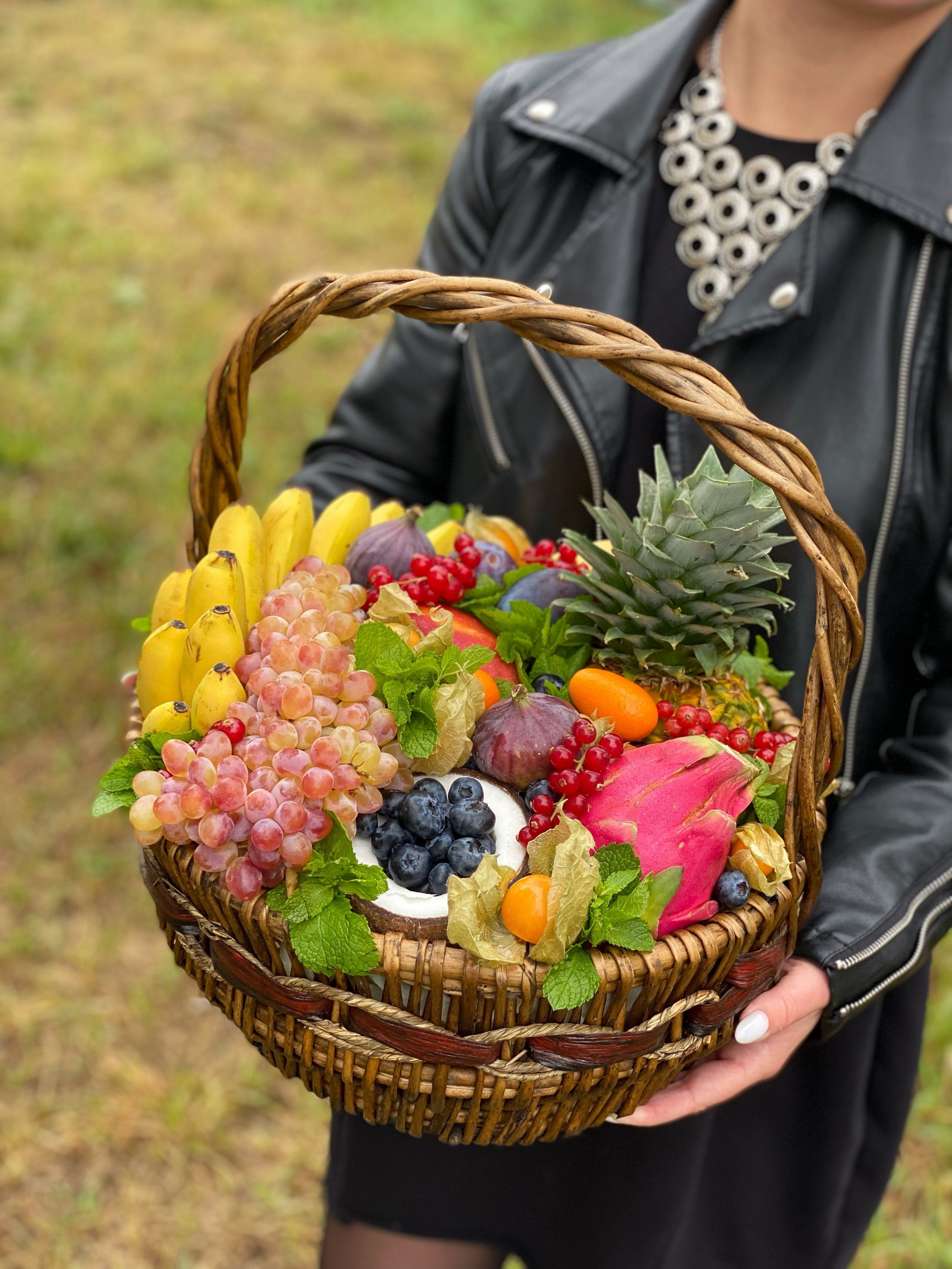 Корзины. Выездной кейтеринг, съедобные букеты, торты и сладости на заказ