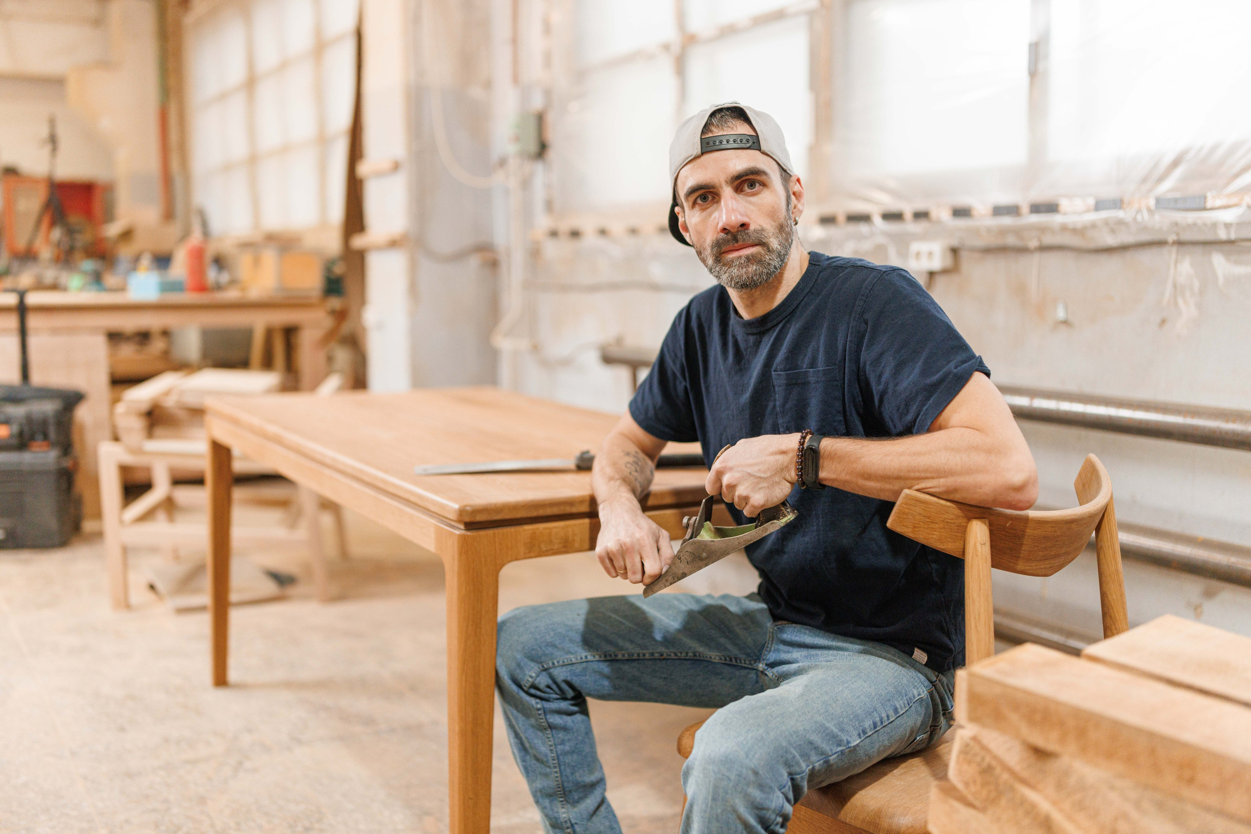 Артур и его стулья. Фотограф Балаев Михаил