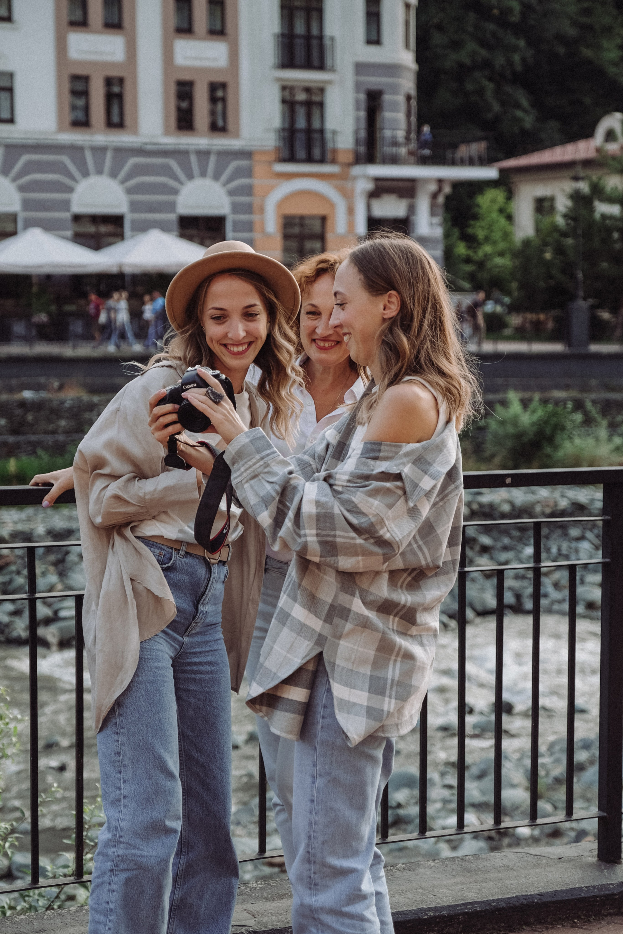 Ксюша и Алена с мамой. Семейный фотограф Москва