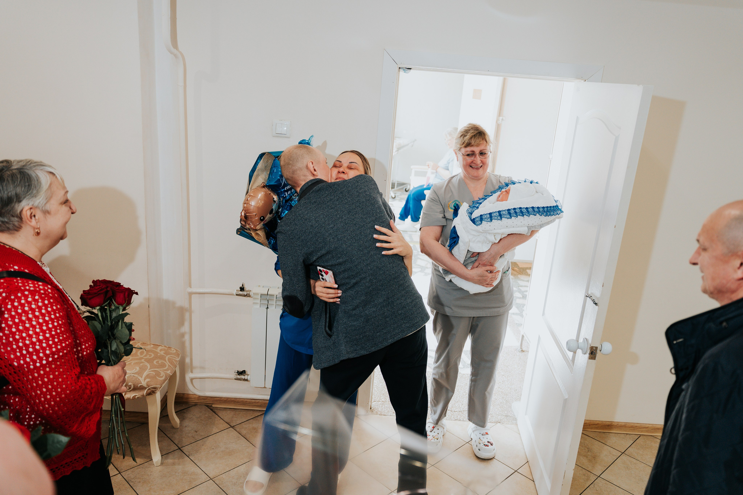 Выписка из роддома: Вадим, Анастасия и сын Руслан. Репортажный фотограф Красноярск