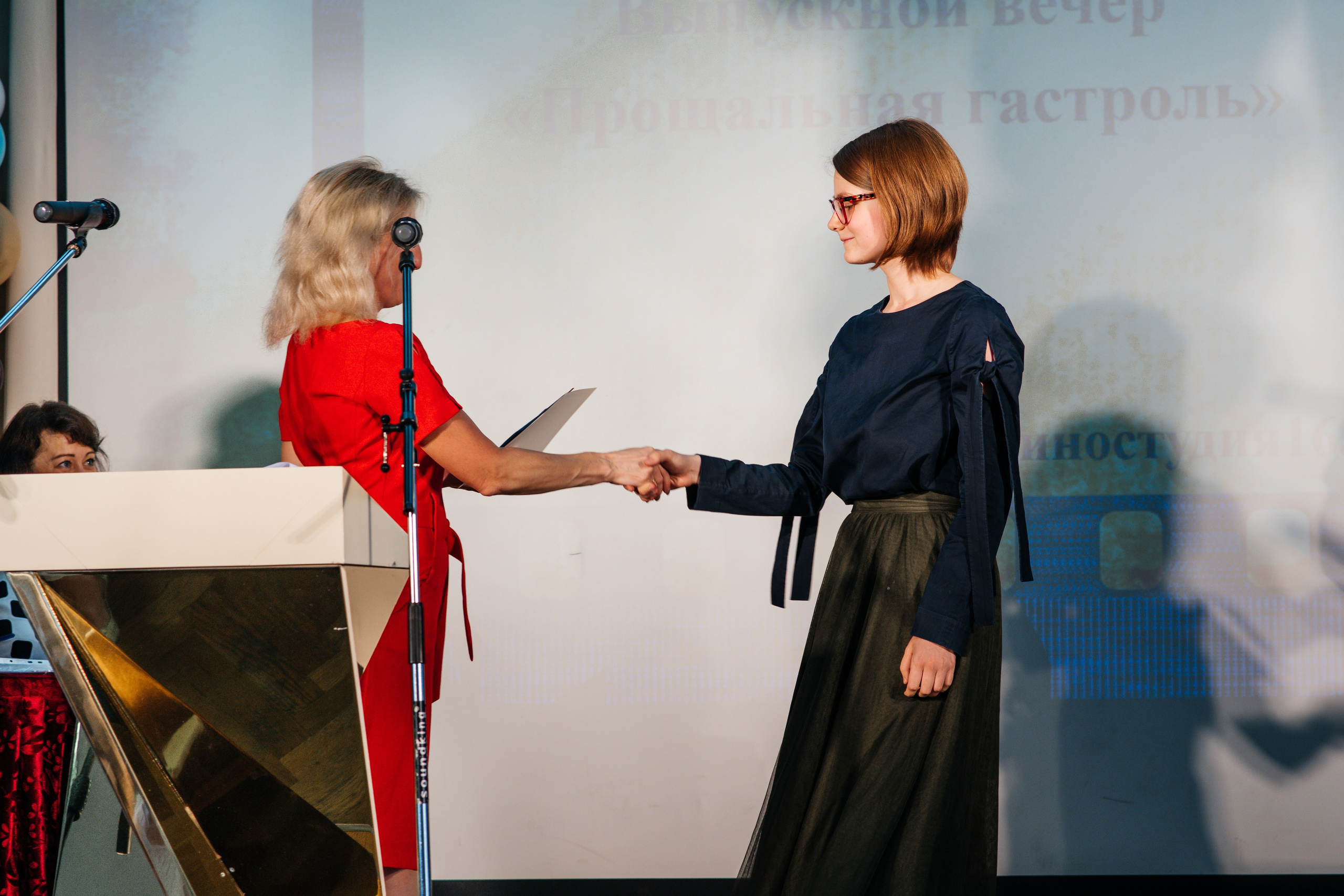 Вручение аттестатов. Выпускные альбомы в Подольске Москве и МО