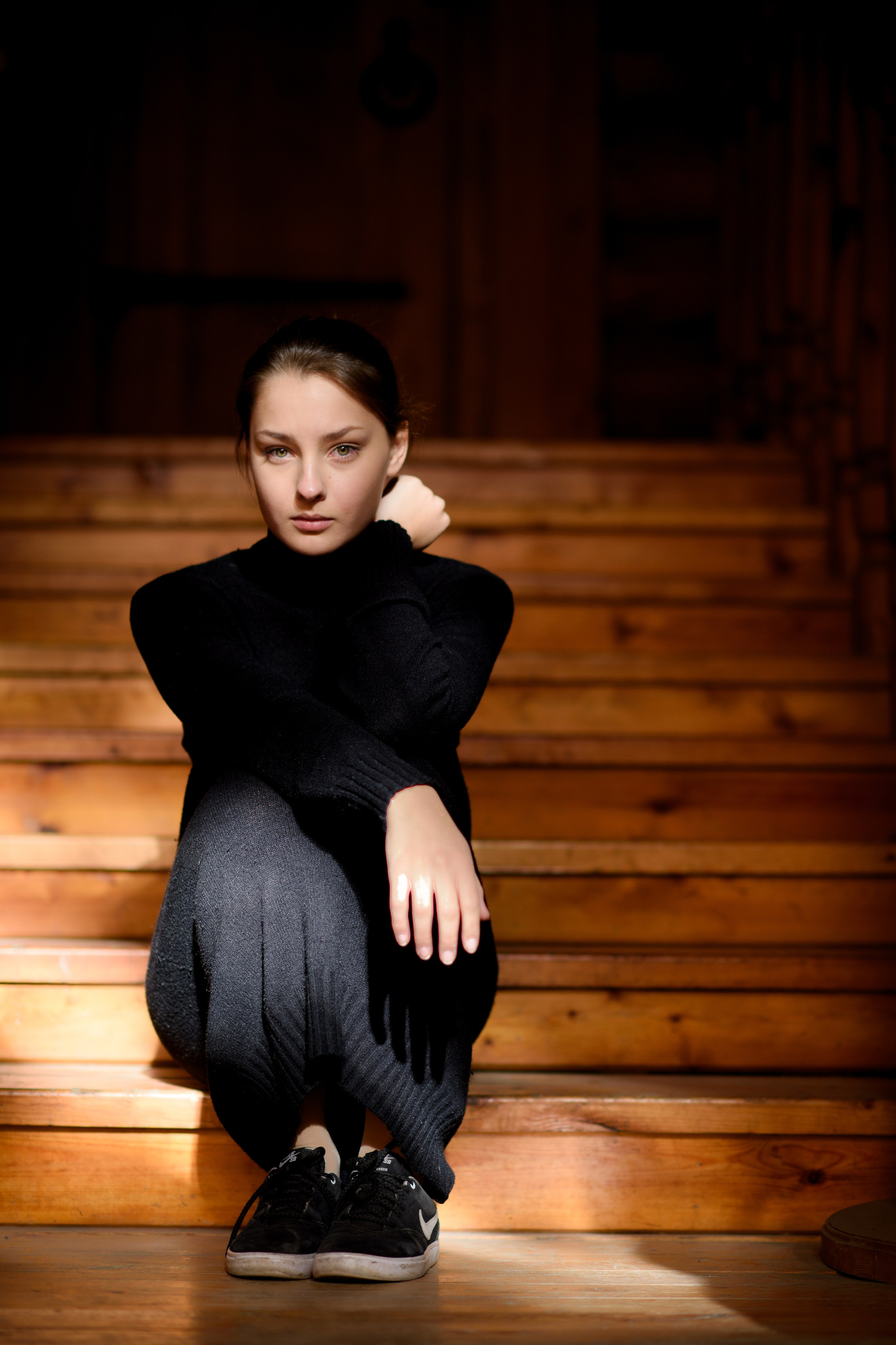 Фотосессия девочки подростка в Коломенском в темном ключе. Главная