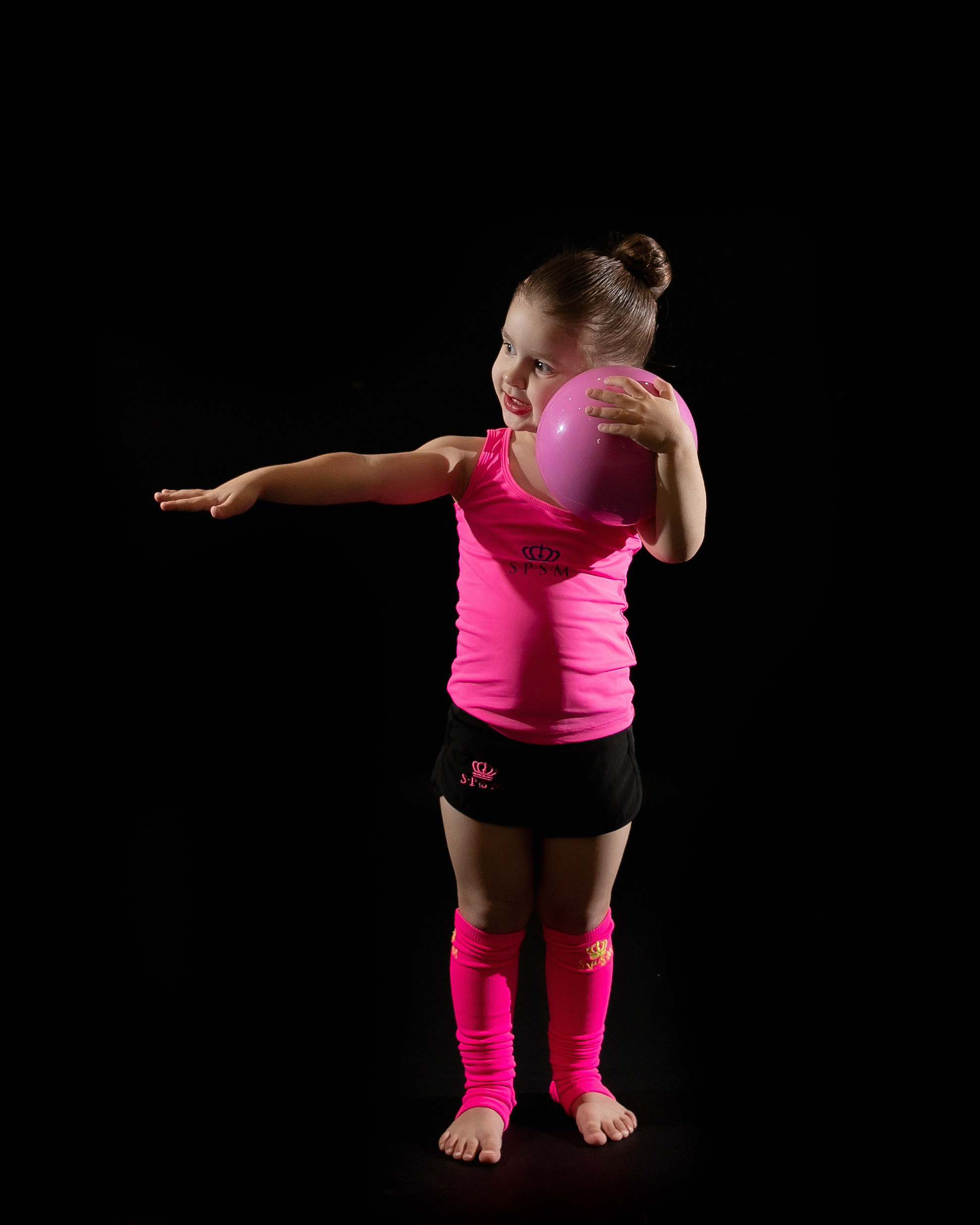 На черном фоне. Семейный фотограф в Москве