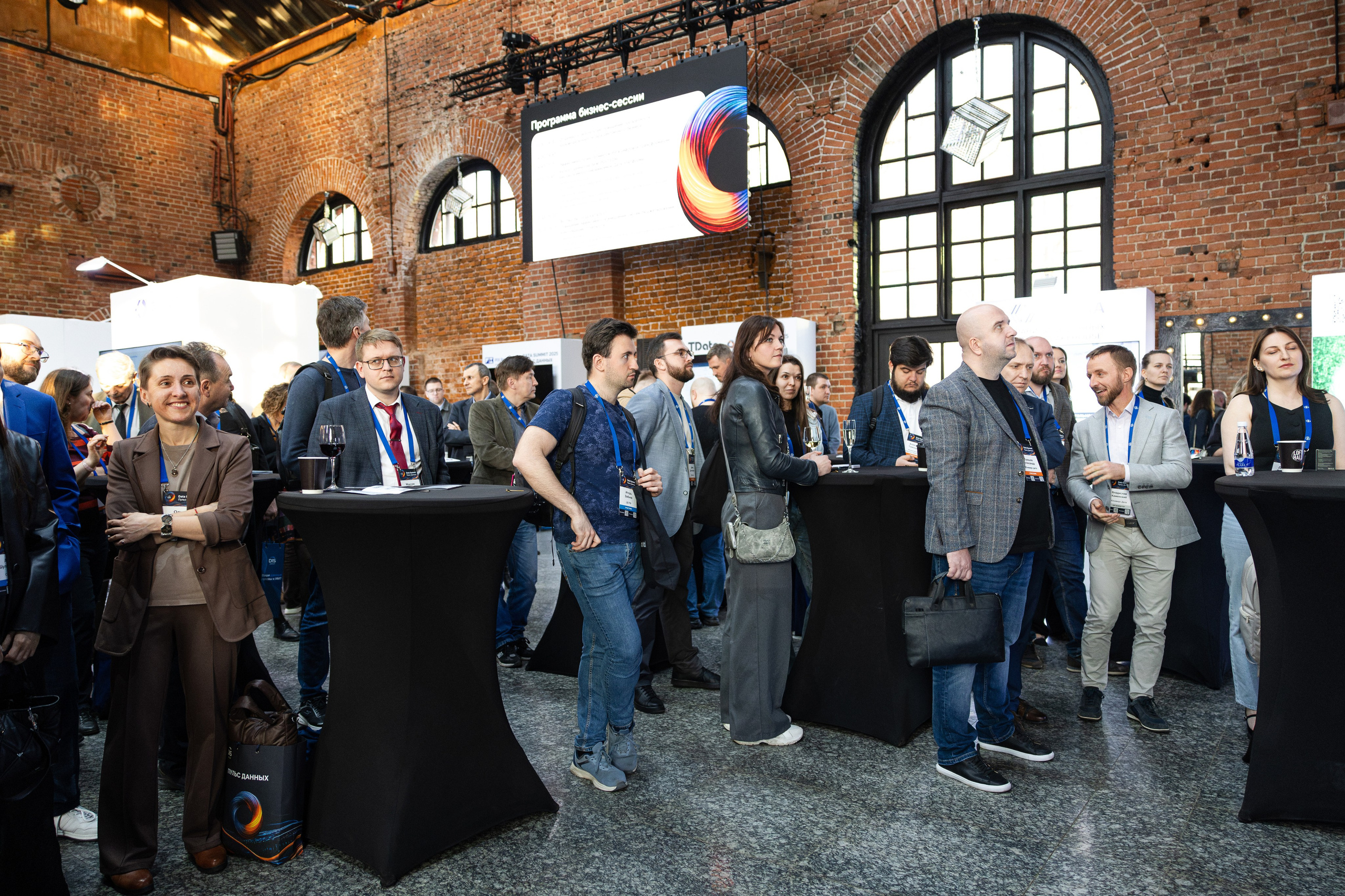 Data Summit 2025 (1). Свадебный репортажный фотограф в Москве