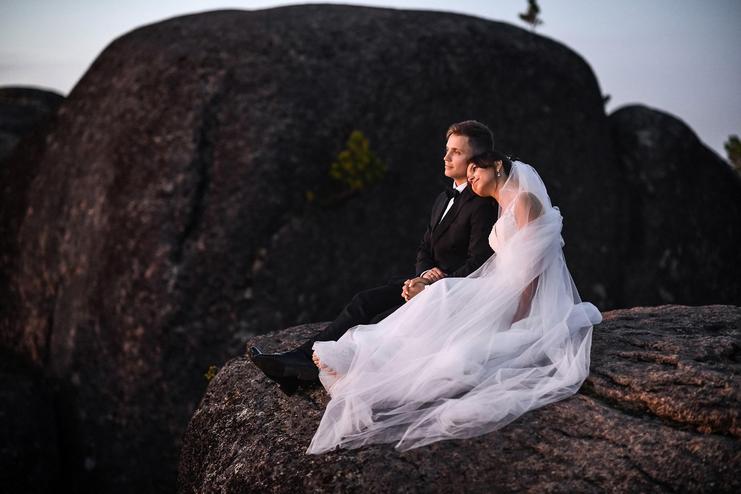 🌄 Демьян и Катя — свадьба в нацпарке "Столбы" | Веселый банкет и эпичные фото на скалах. 📸 Свадебный и семейный фотограф в Красноярске Тихомиров Евгений | 17 лет опыта | 800+ свадеб