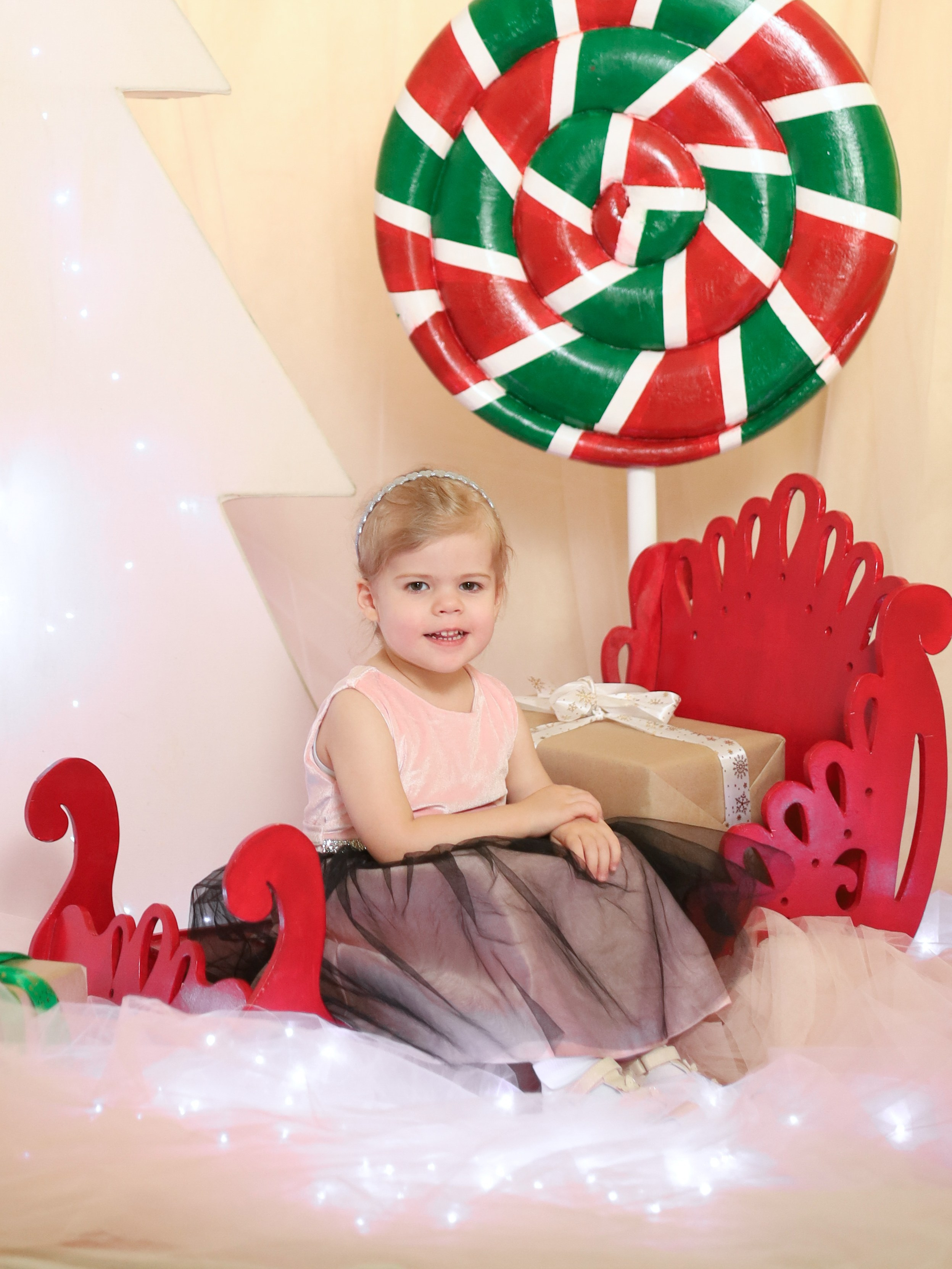 Общее фото в детском саду с выездным реквизитом в Тюмени. Выпускные альбомы в Тюмени для школ, садов, вузов спортивных секций