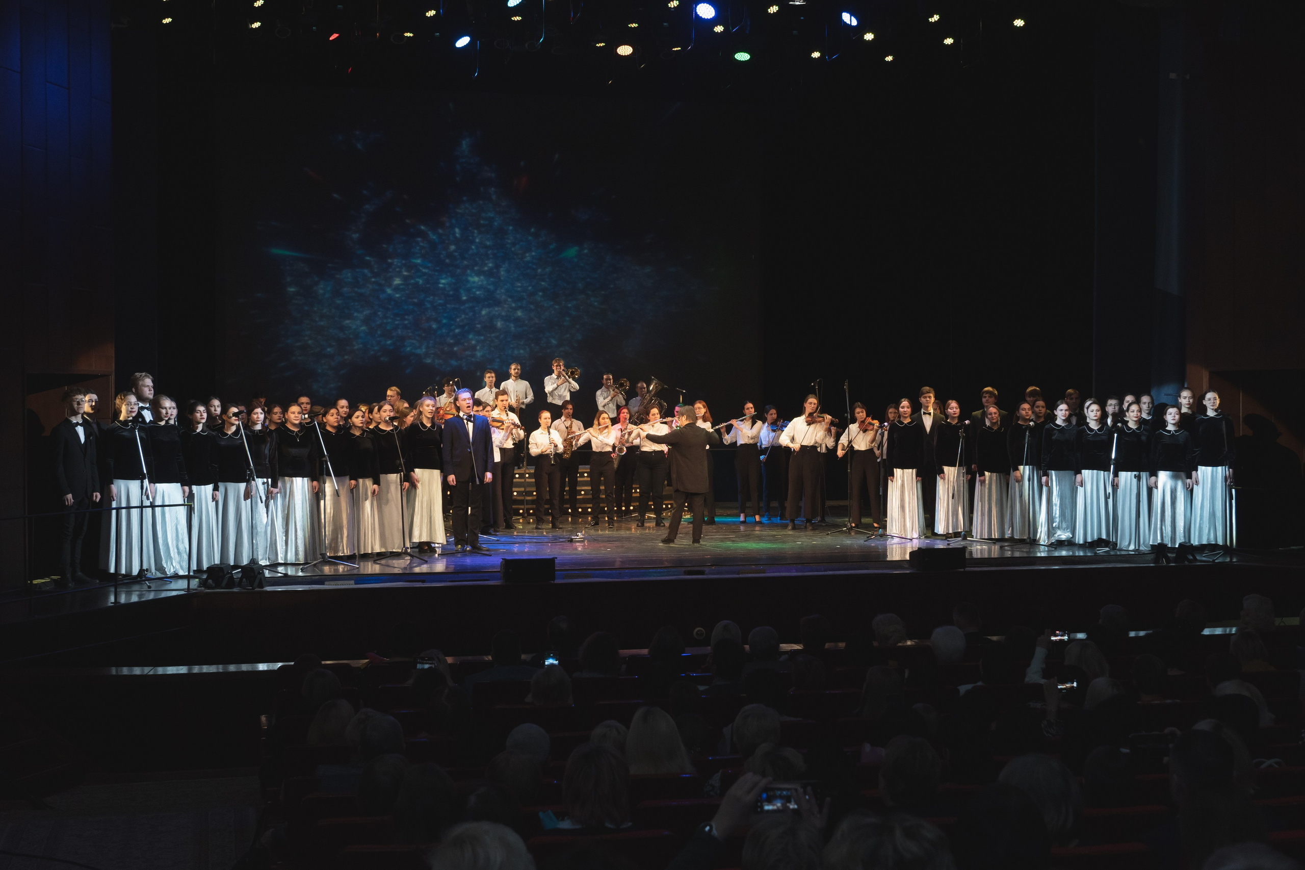 Музыкальный театр. Занимаюсь профессиональной фотографией и живу рядом с Байкалом. Работаю в разных жанрах