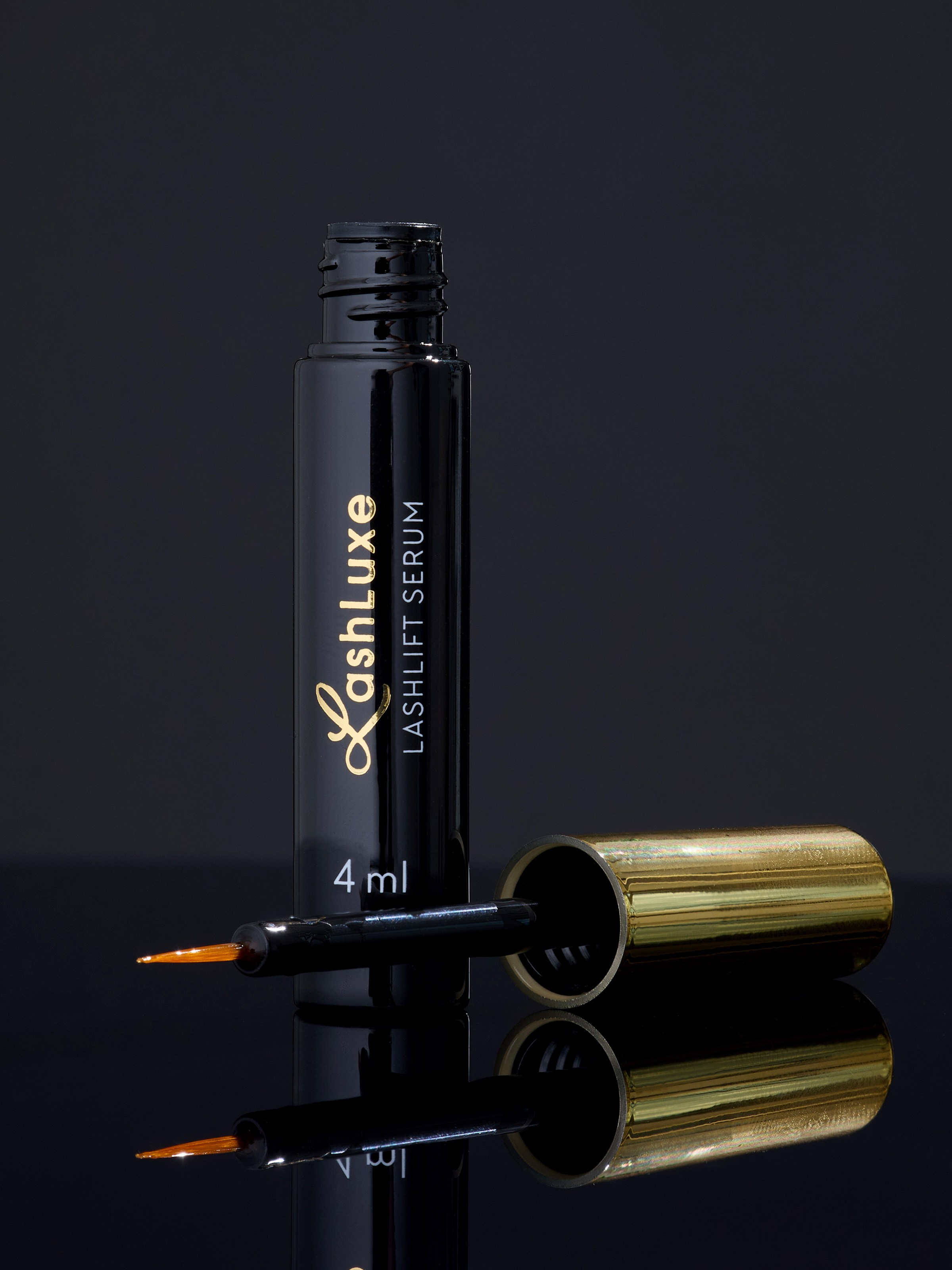 Черный тюбик и оранжевый аппликатор крупно | Макросъемка для сайта производителя