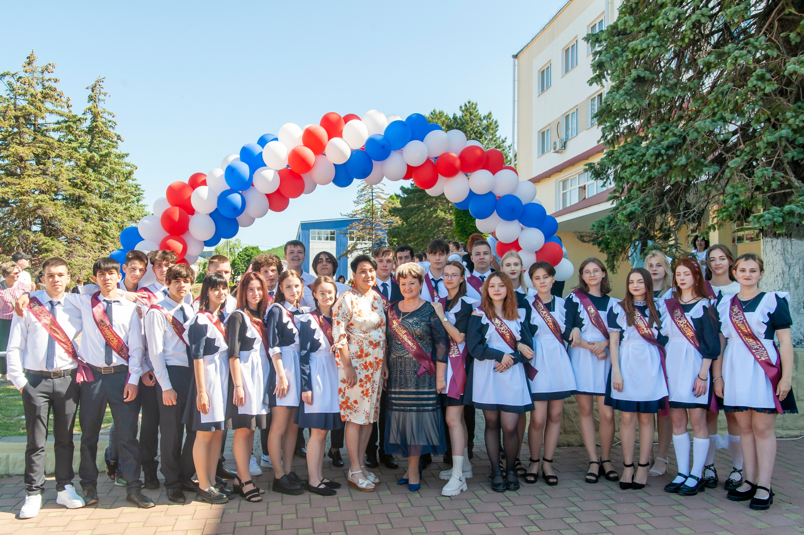 Последний Звонок МАОУ СОШ № 17 им. Эдуарда Есаяна — Архипо-Осиповка. Свадебный и семейный фотограф Денис Лукьянов в Краснодаре, Краснодарском крае и Республике Крым