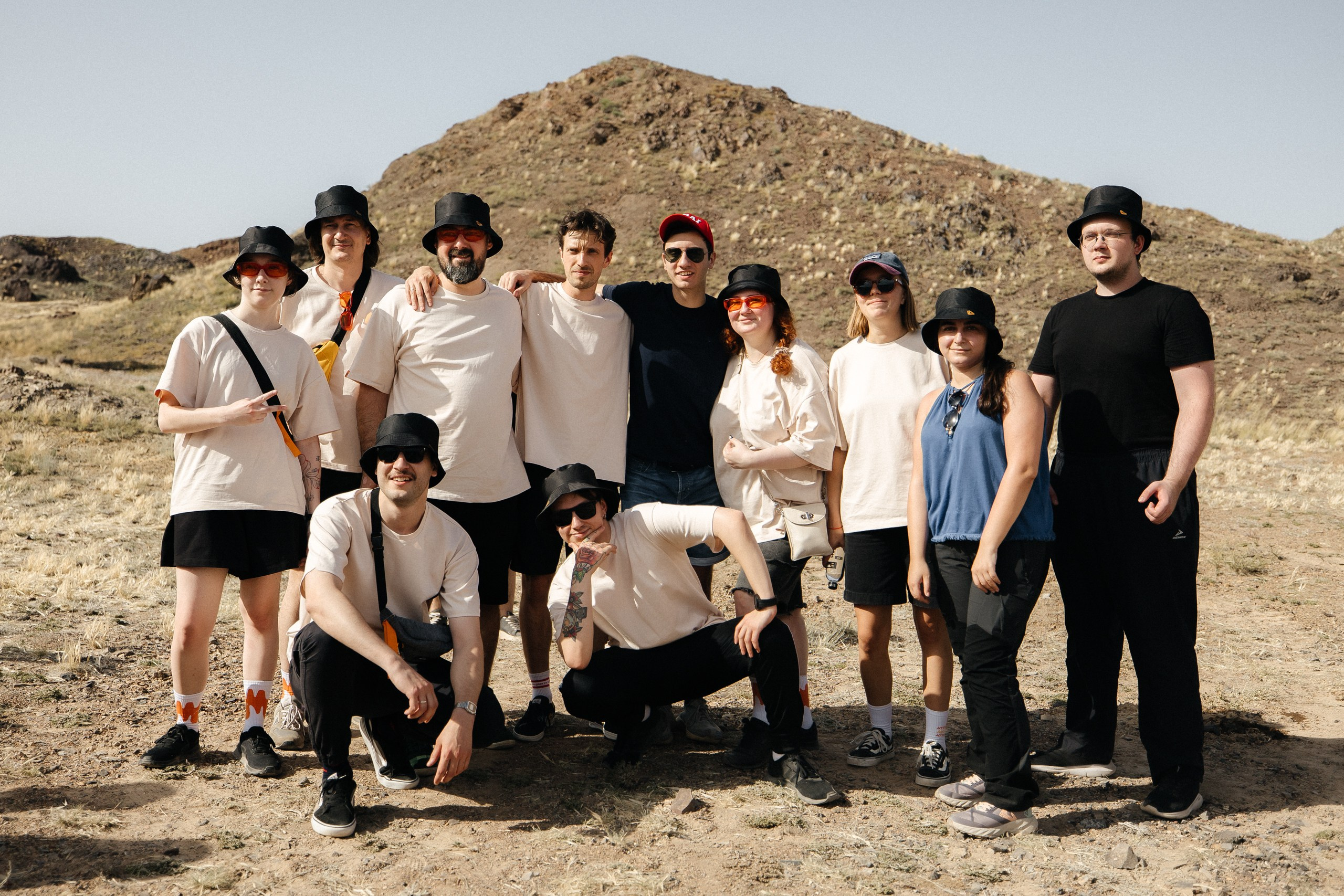 Здравствуйте! Я свадебный фотограф из Ульяновска, работаю в том числе по всей России и с выездом за границу. Снимаю свадьбы, lovestory, корпоративы, светский репортаж. Провожу обучение по фотографии, мастер-классы и воркшопы для других фотографов.