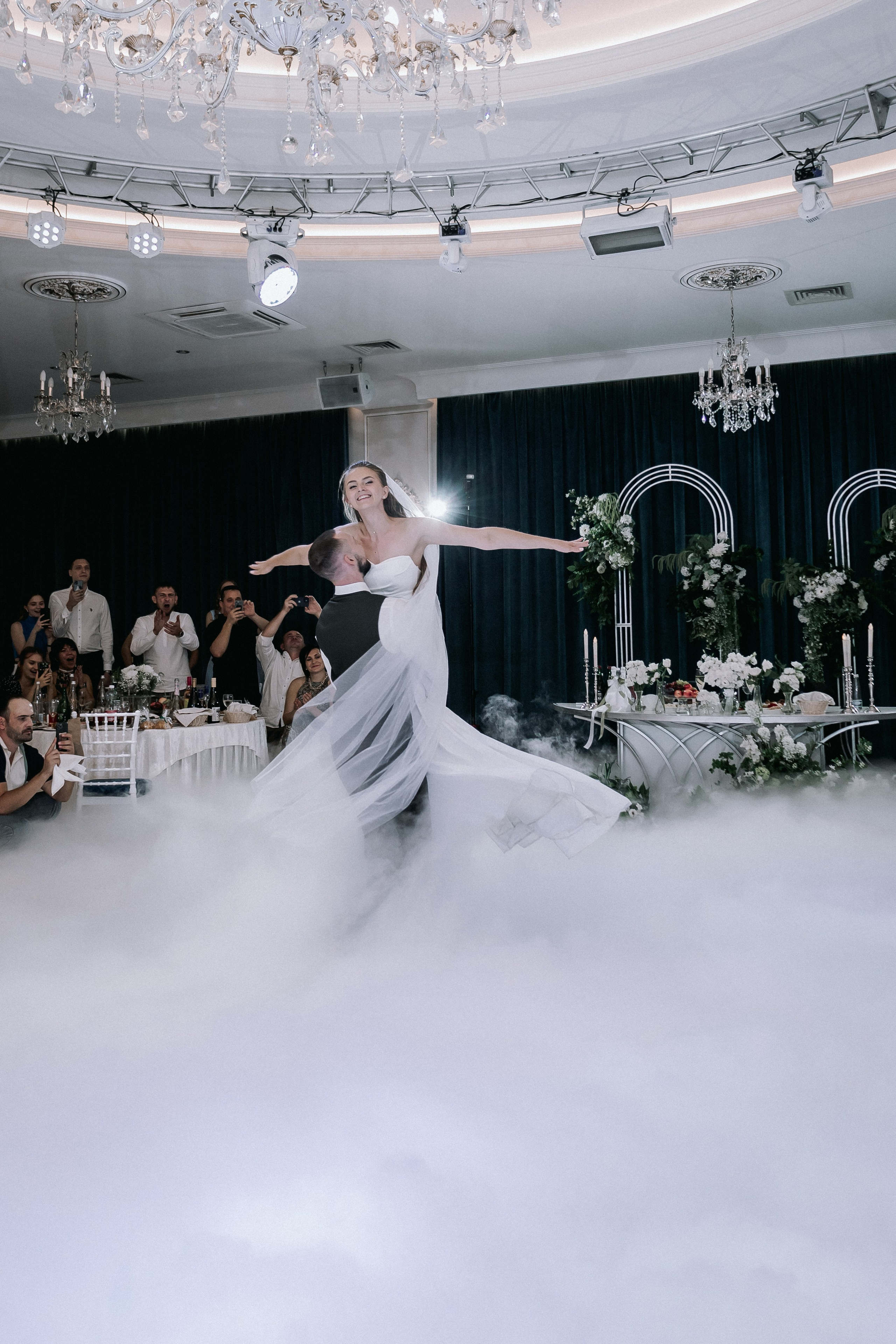 Свадебная прогулка. Эвелина и Дмитрий. Свадебная фотография. Арина Рубах