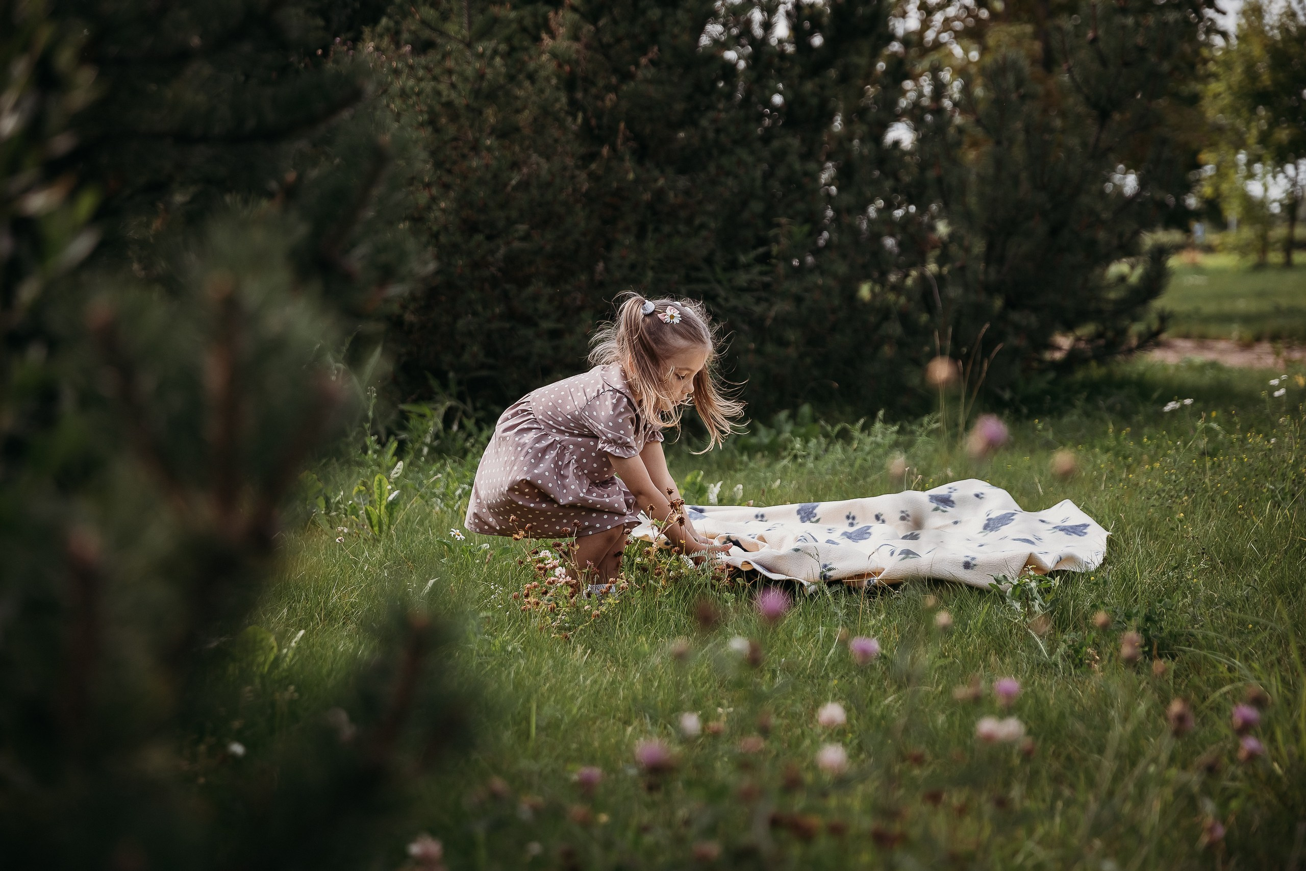 Алиса мама и папа на прогулке. Маша Гонтарь Семейный домашний репортажный фотограф в Санкт-Петербурге