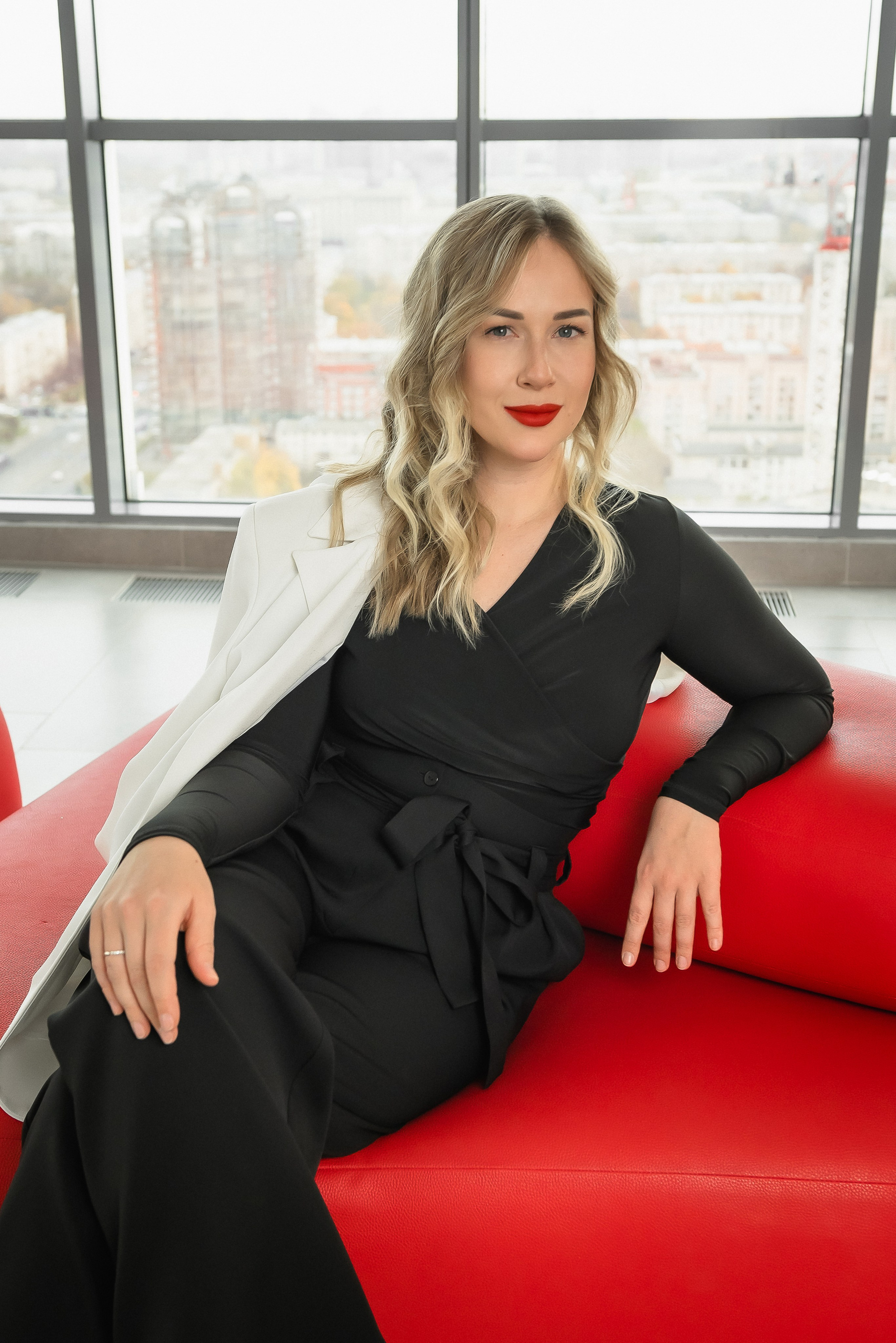 Портрет на красном фоне. КОНТЕНТ | БРЕНД фотограф Санкт-Петербург — Жанна Олтаржевская