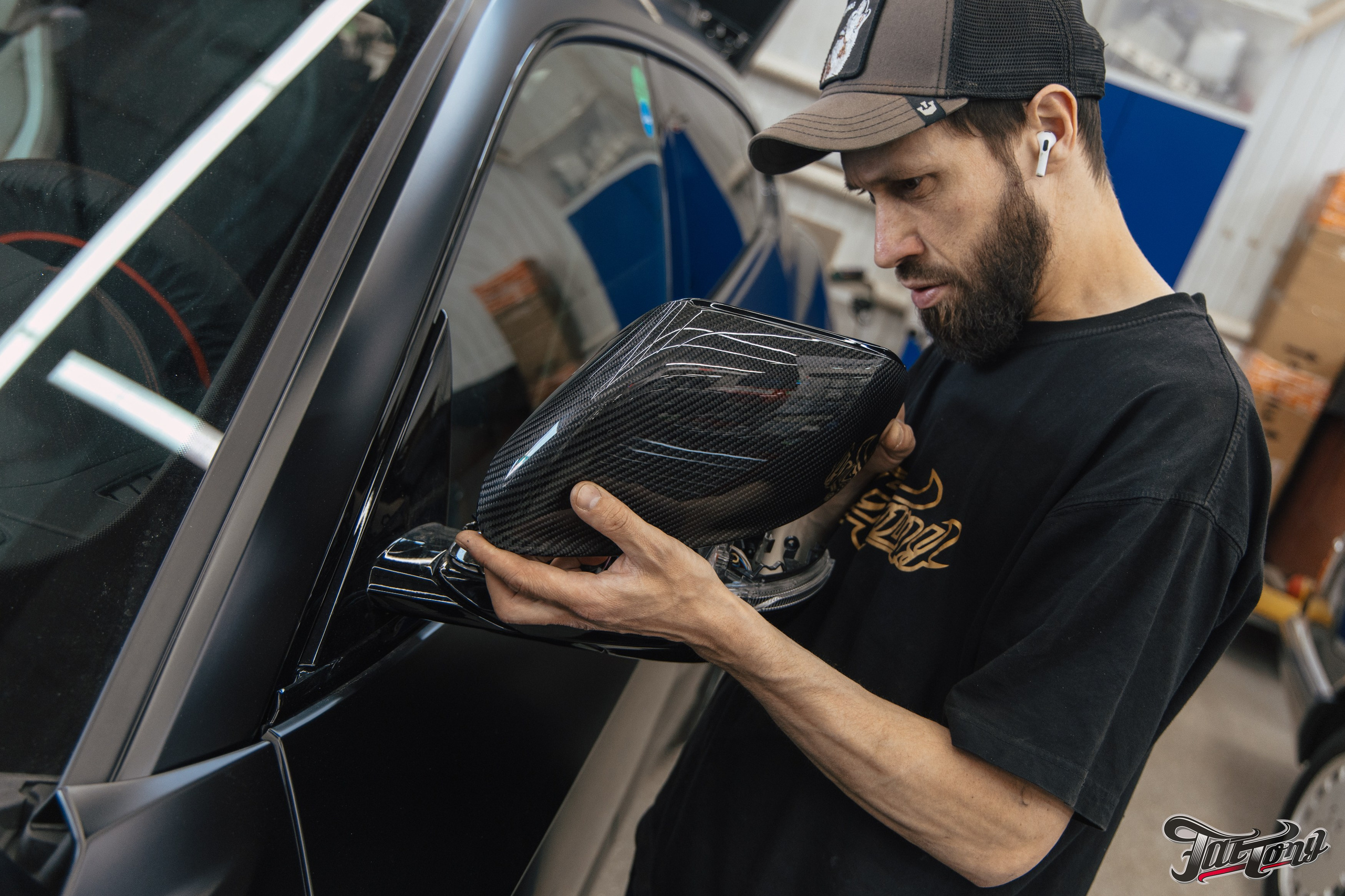 Lamborghini Urus ламинация карбоном вставок в капот, спойлеров, крышки багажника и зеркал. DeLorein