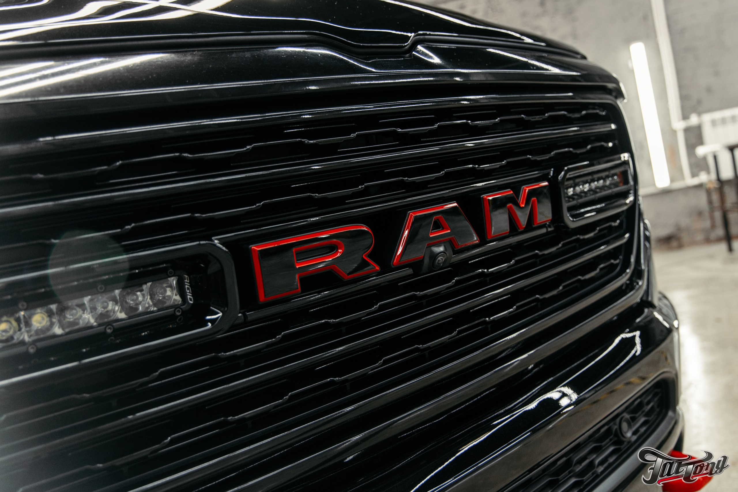 Ram 1500 ламинация карбоном, окрас шильдов, проушин, установка света в решетку. DeLorein