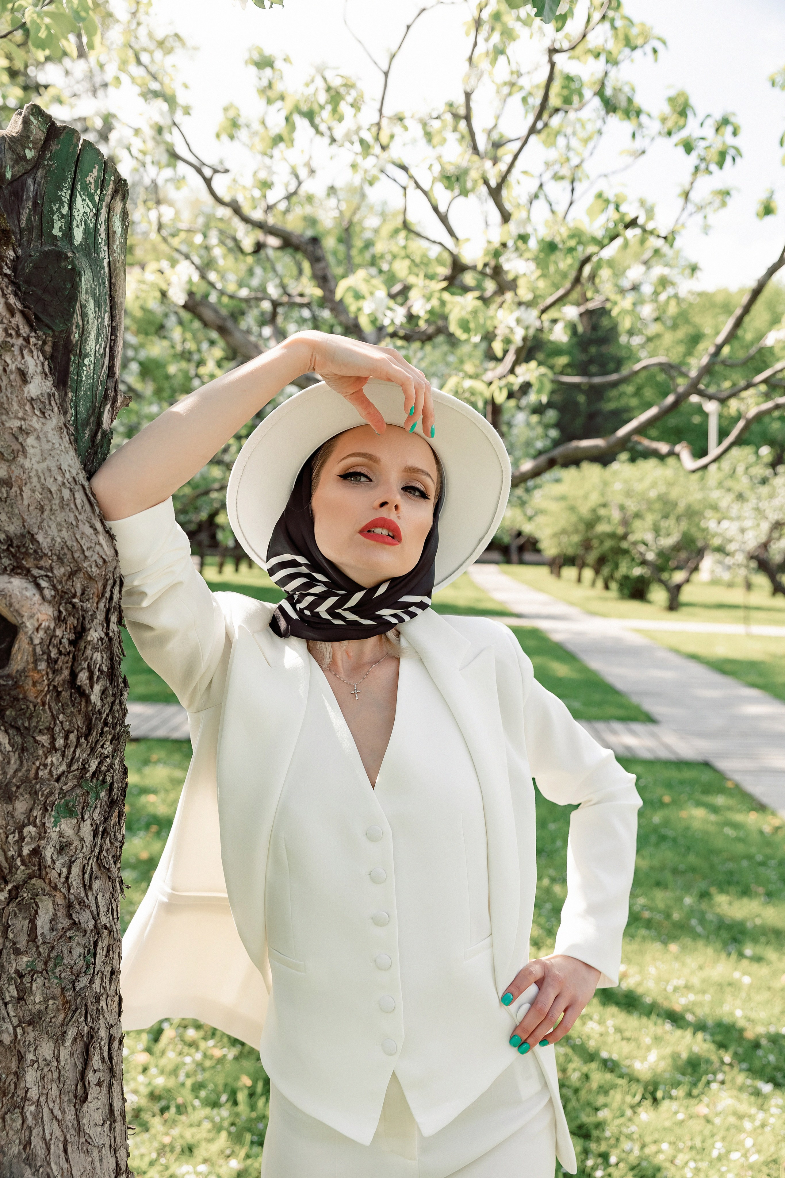 Портретная фотосессия Даши среди яблонь. Свадебный фотограф Москва