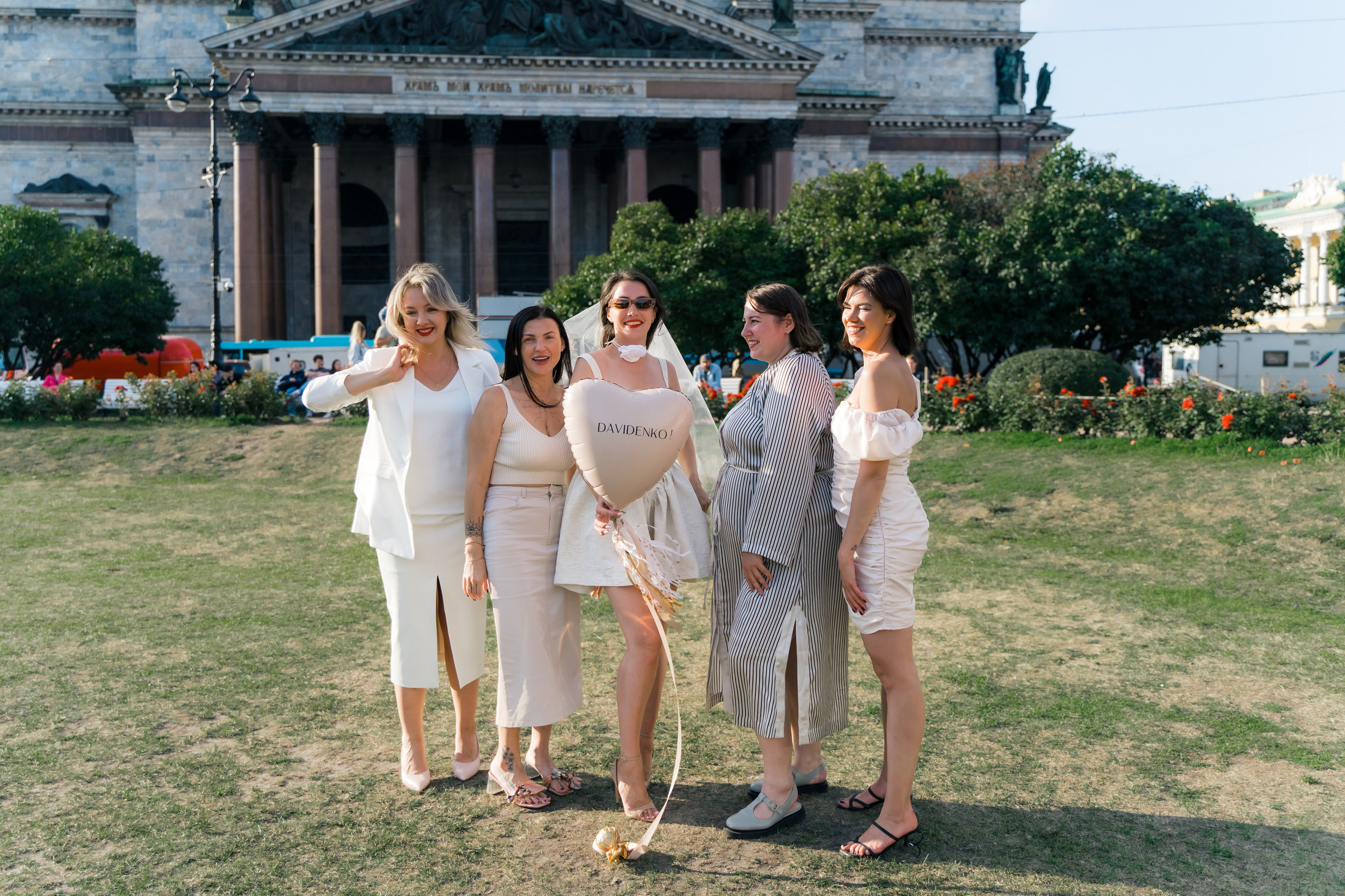 Фотосъемка девичника, встреча девушек, веселые женские портреты