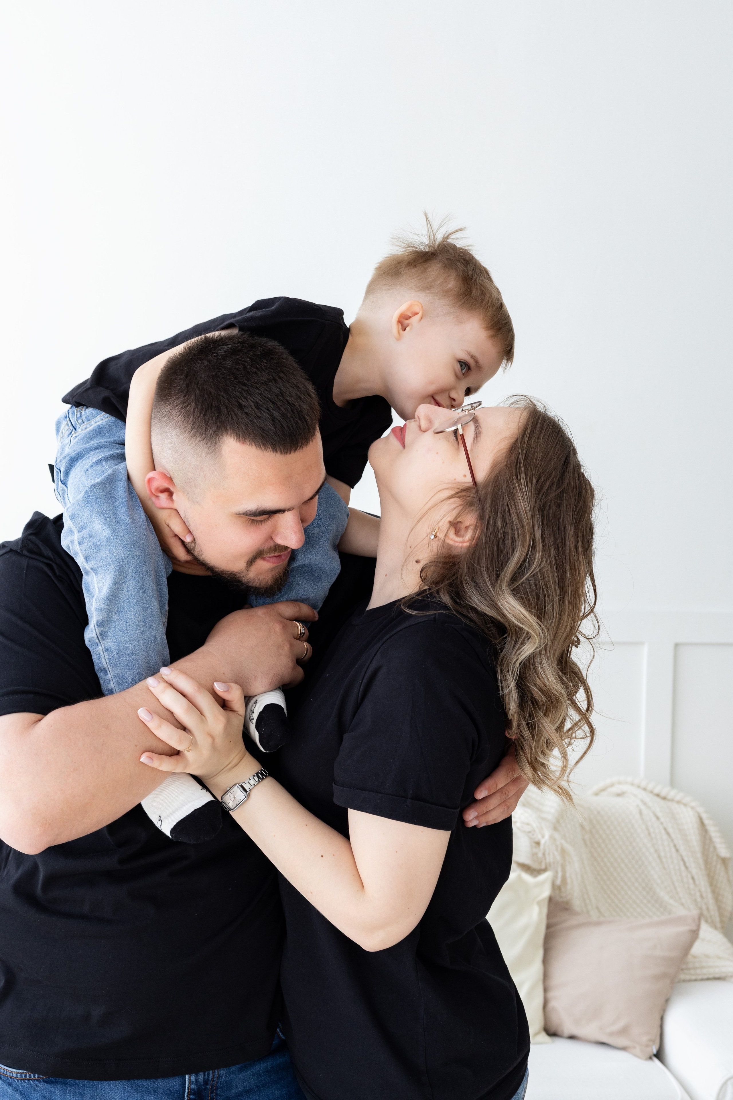 Семейная фотосессия в студии (Михаил, Крестина и Макар). Женский фотограф в Орске Новотроицке Динара Долганова