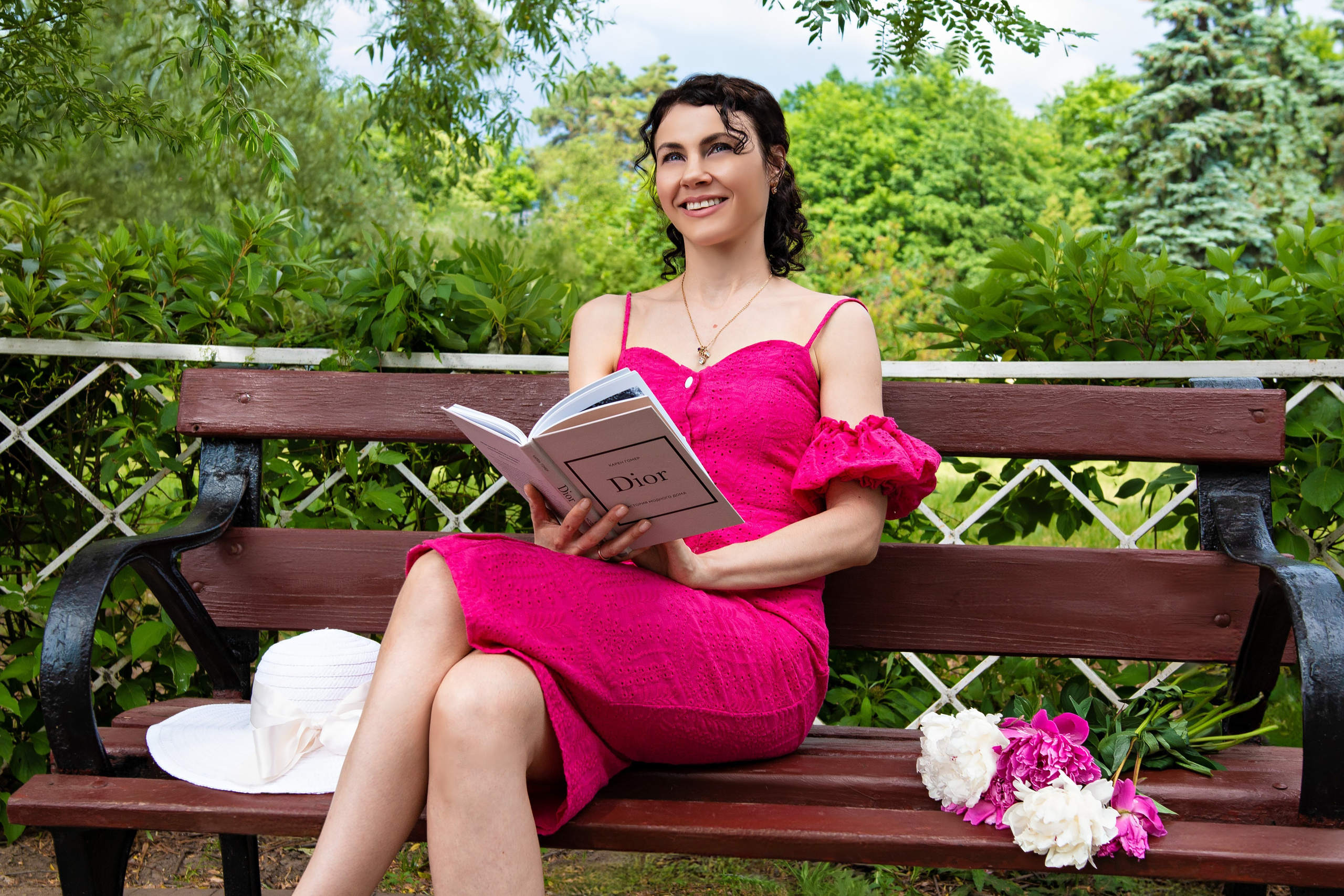 Фотосессия в малиновом платье Лошицкий парк Минск