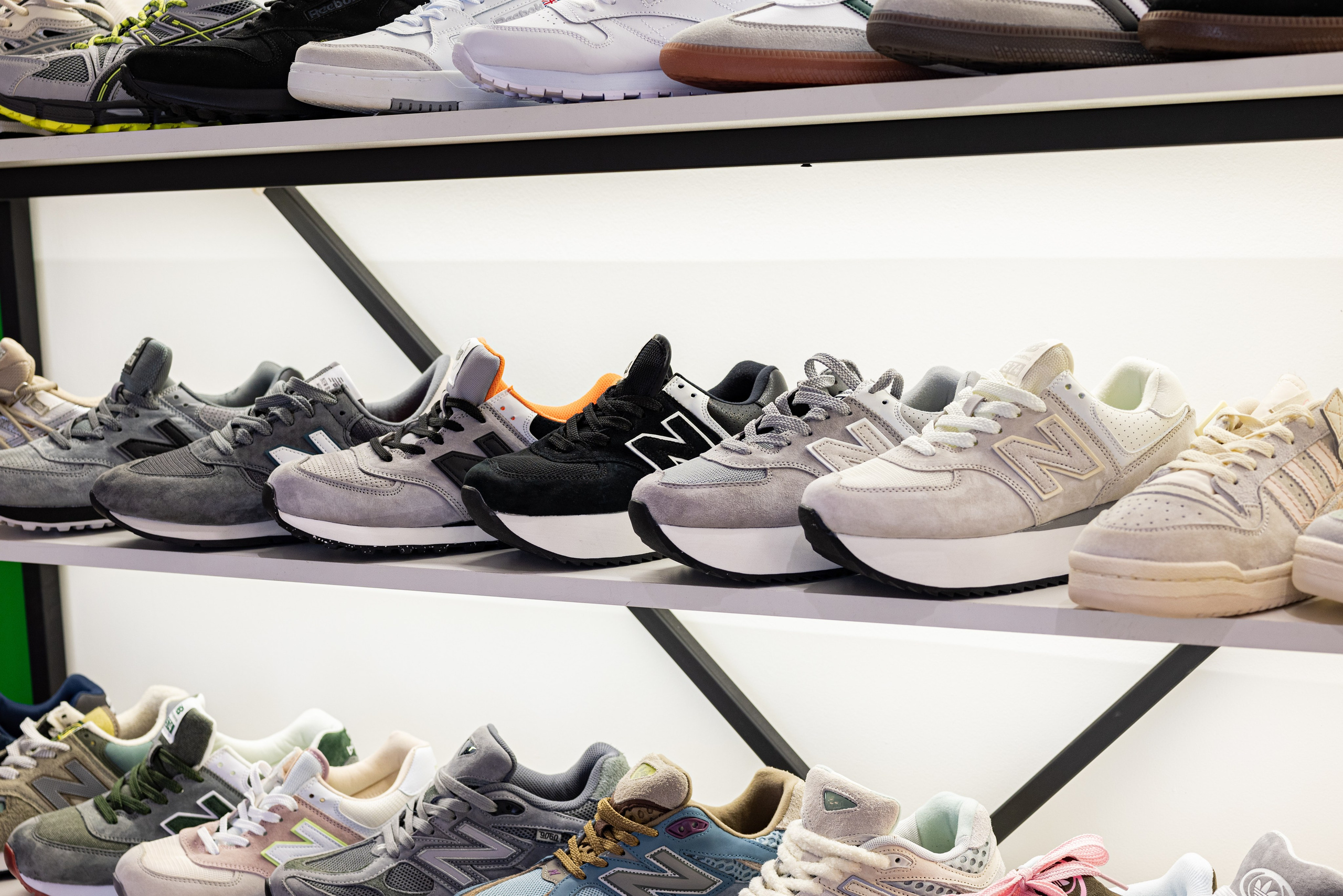 Магазин кроссовок. Предметный фотограф, фото для маркетплейсов Пятигорск, КМВ