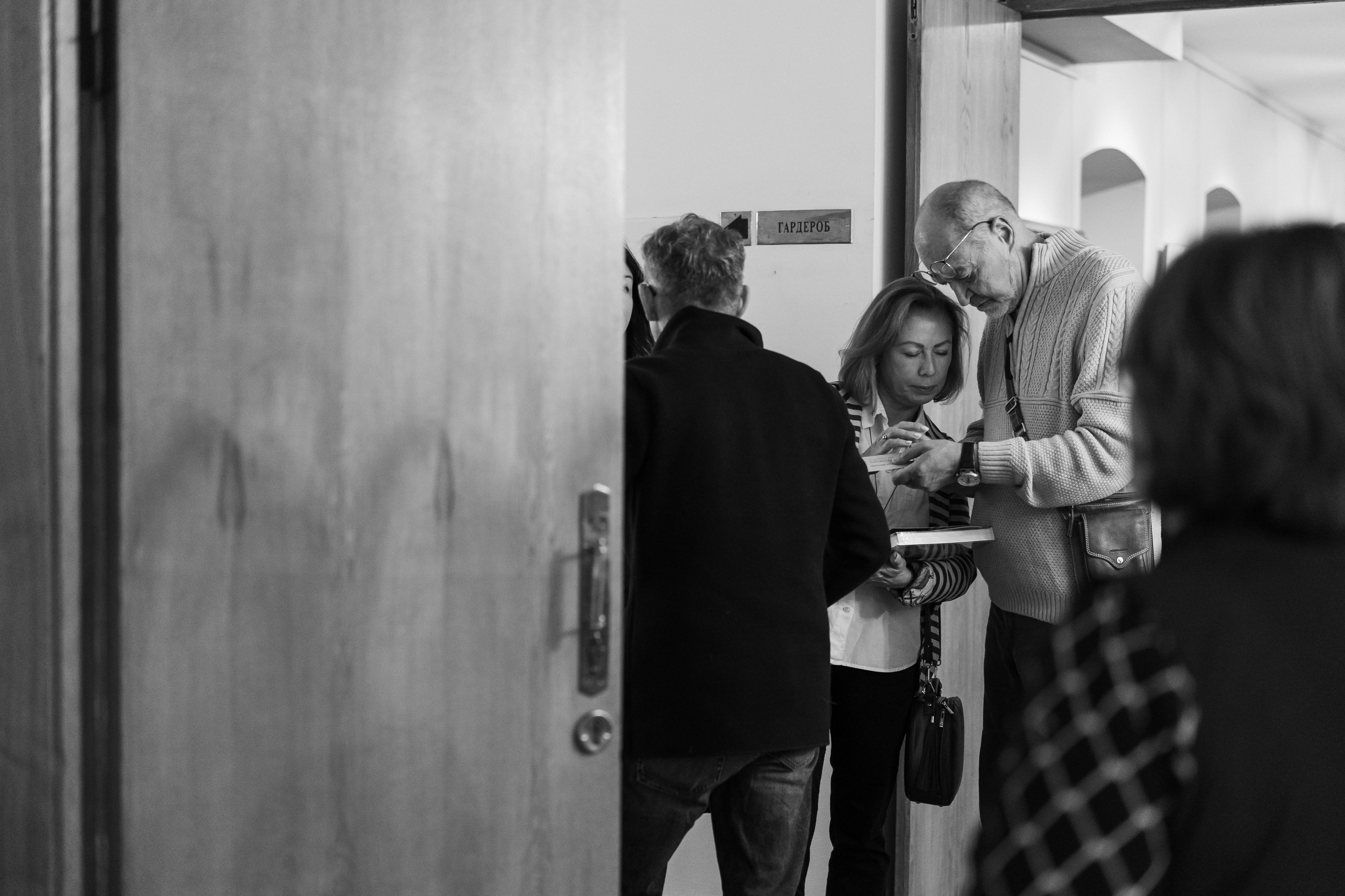 Съёмка открытия вытсавки художника Ильи Даньшина. Лиза Фирстова — самый добрый фотограф