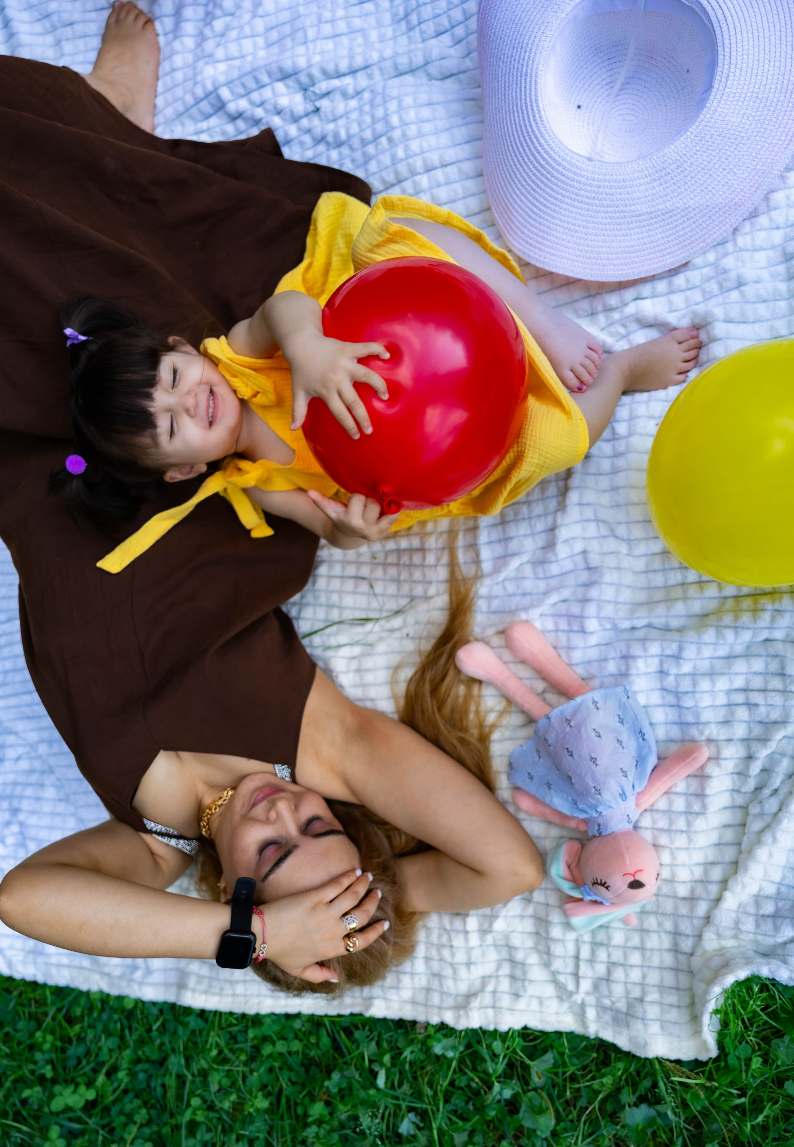 Прогулка мамы и дочки в парке