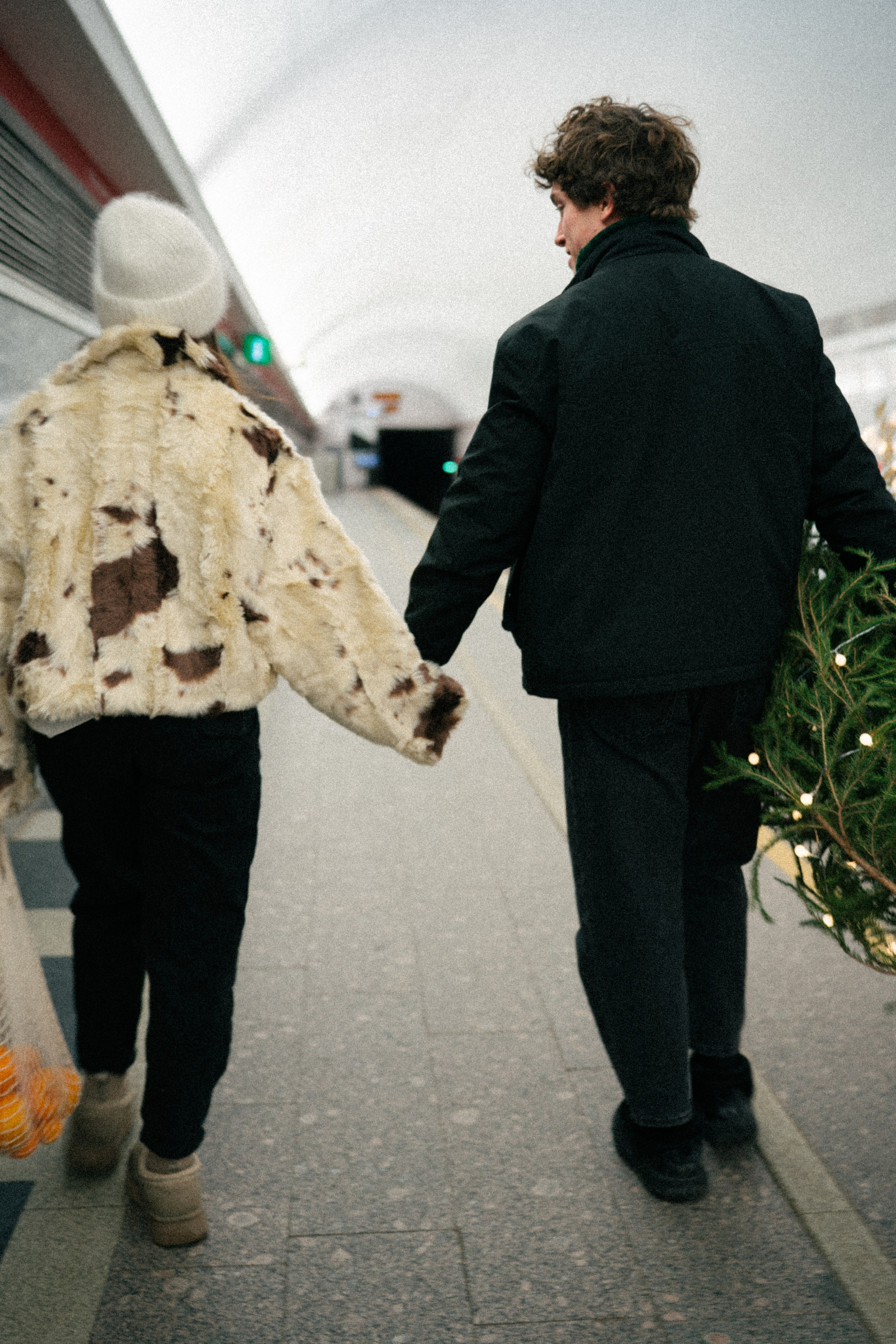 НОВОГОДНЯЯ ПРОГУЛКА ПАРЫ ПО ЧЕРНЫШЕВСКОЙ ПЕРЕД НОВЫМ ГОДОМ. Профессиональный фотограф, Санкт-Петербург — Виктория Богомолова