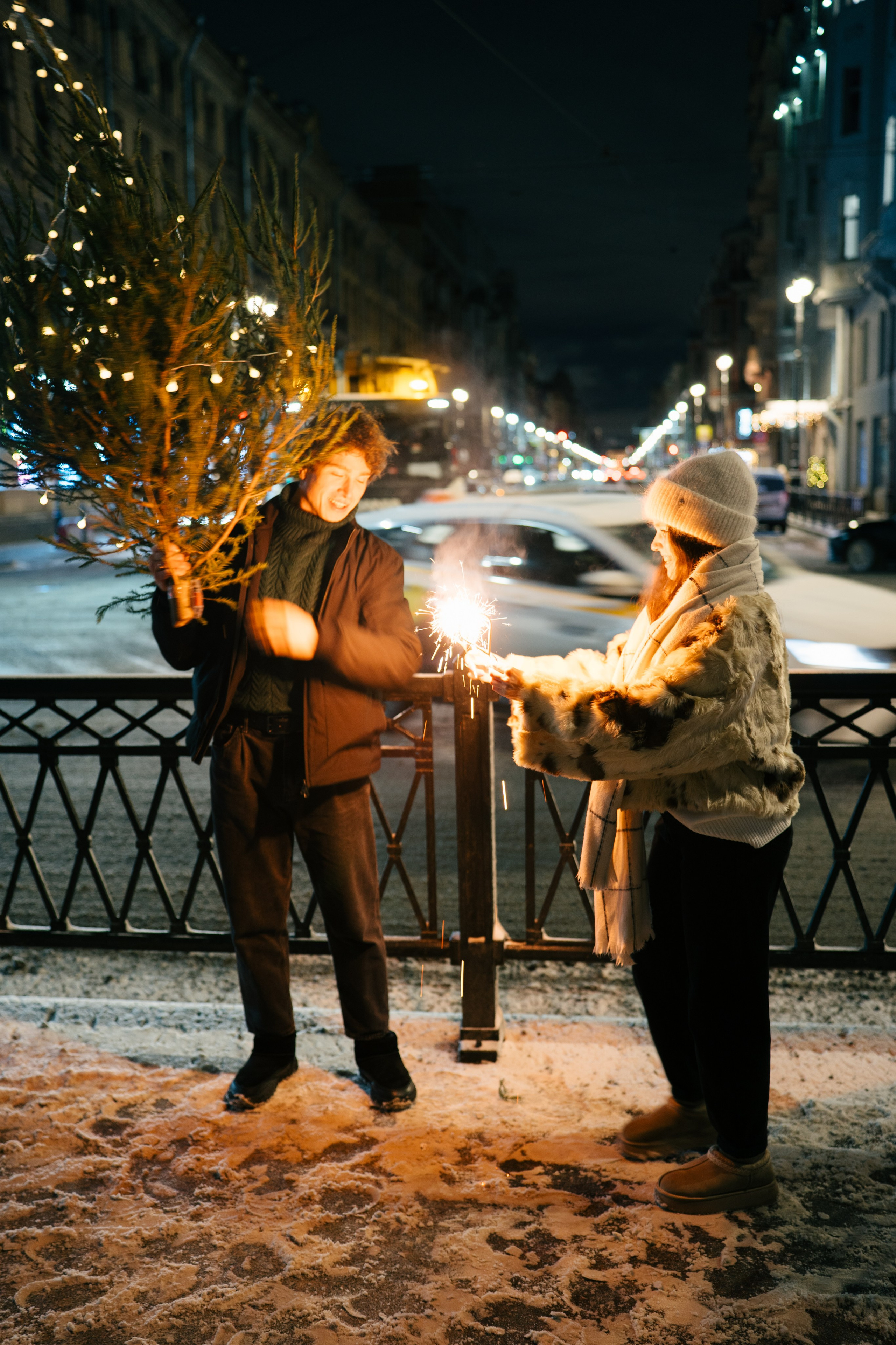 НОВОГОДНЯЯ ПРОГУЛКА ПАРЫ ПО ЧЕРНЫШЕВСКОЙ ПЕРЕД НОВЫМ ГОДОМ. Профессиональный фотограф, Санкт-Петербург — Виктория Богомолова