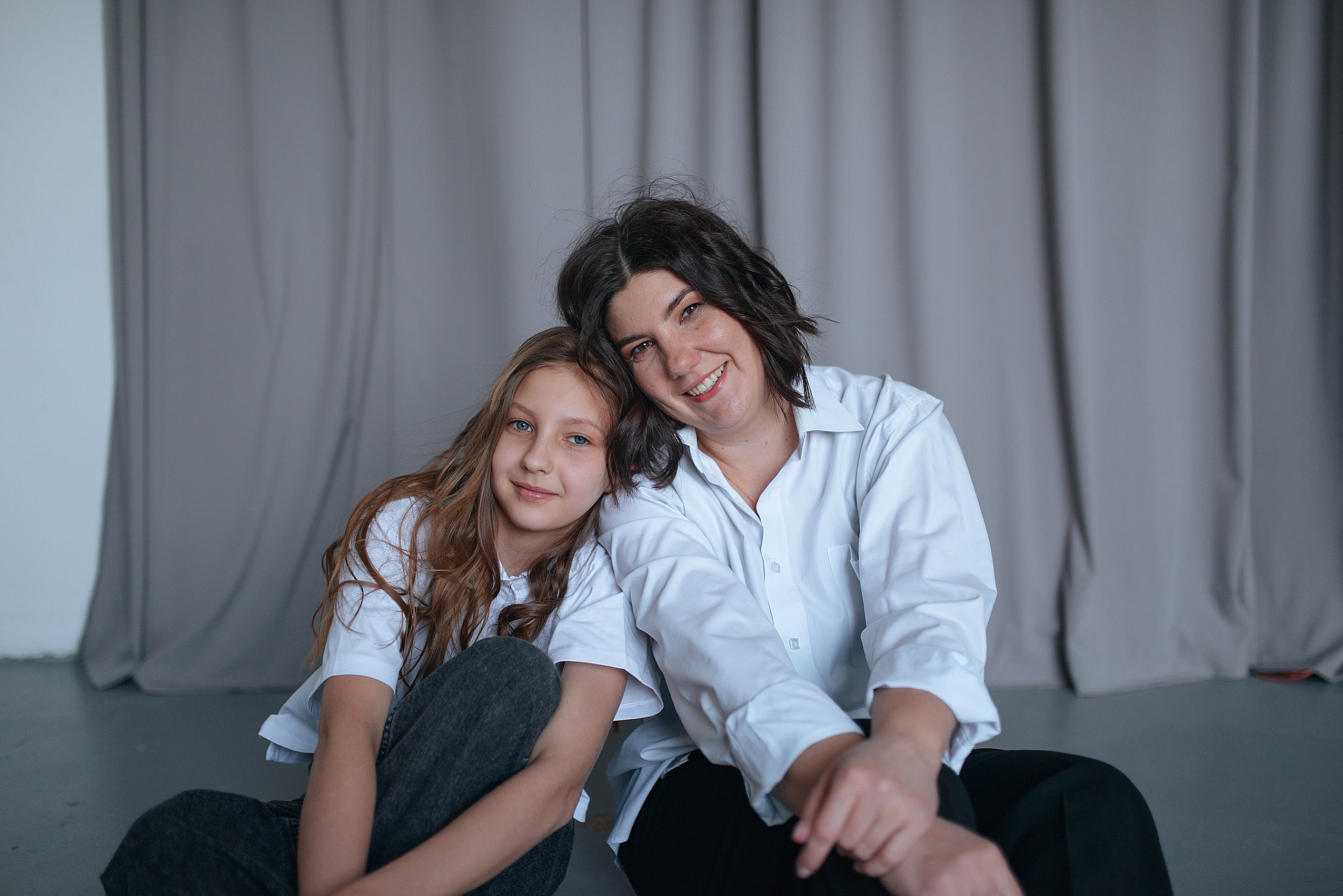 Фотосессия мама с дочками в стиле минимализм. Семейный фотограф Дарья Едапина Новосибирск. Фотограф Дарья Едапина Новосибирск