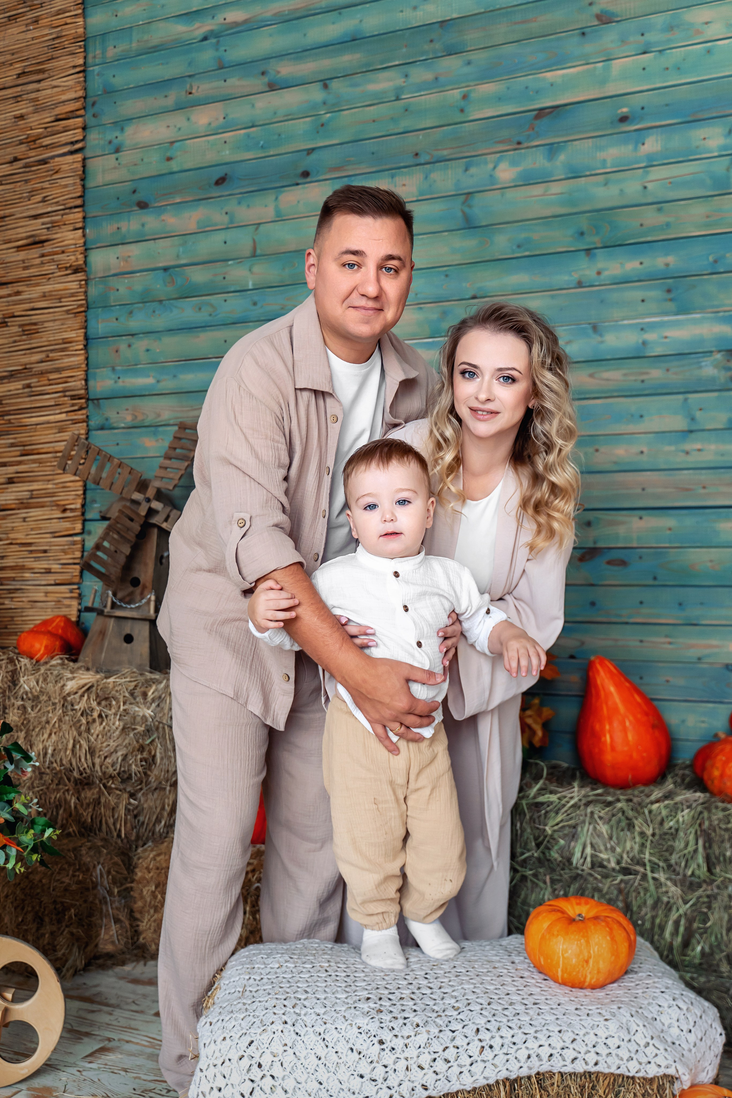 Семейная съемка с кроликами в студии. Фотограф \ Видеограф на Крещение, Венчание Москва| Семейные съемки