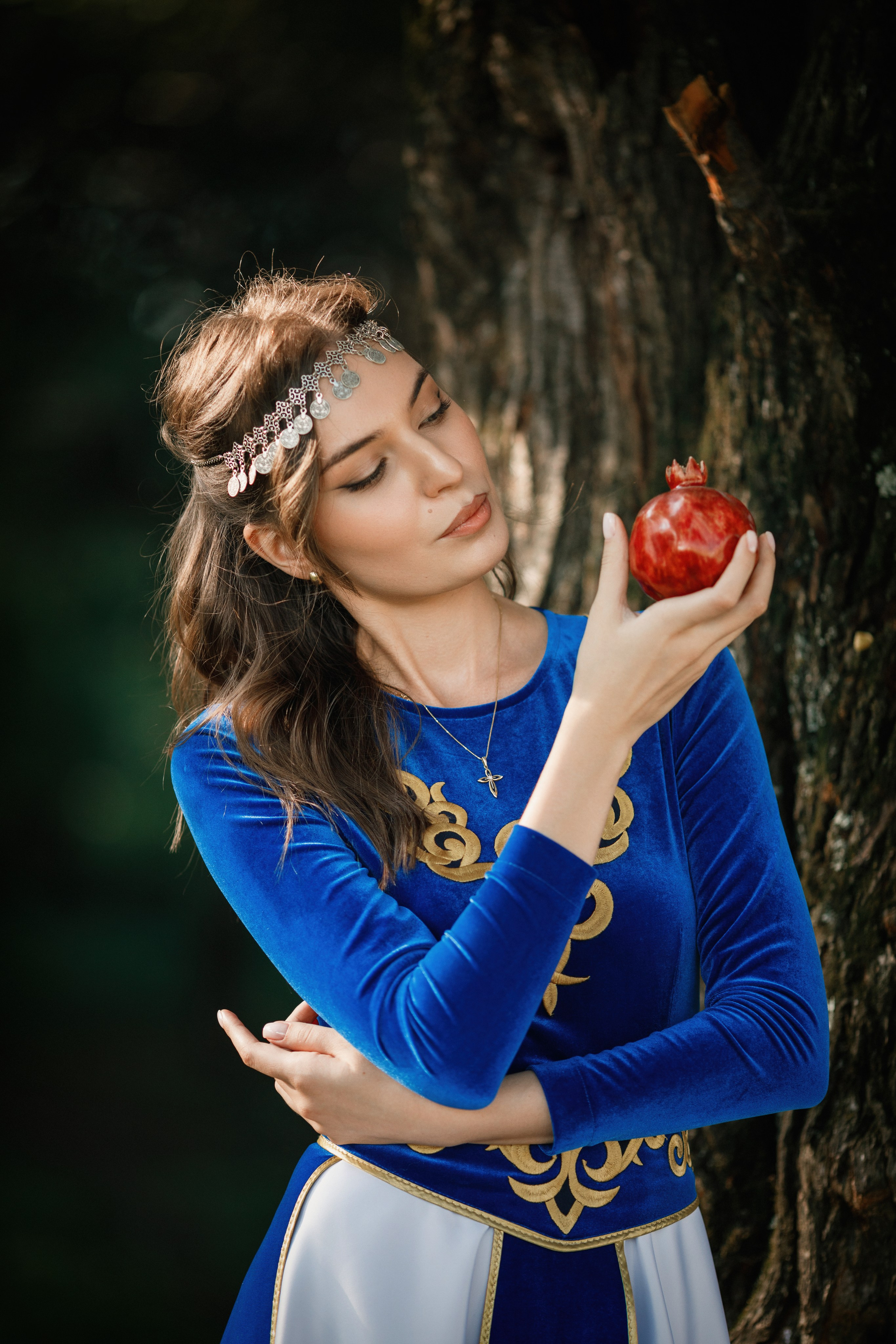 Индивидуальная фотосессия в горах, в армянском национальном платье. Фотограф во Владикавказе Юрий Геворгизов