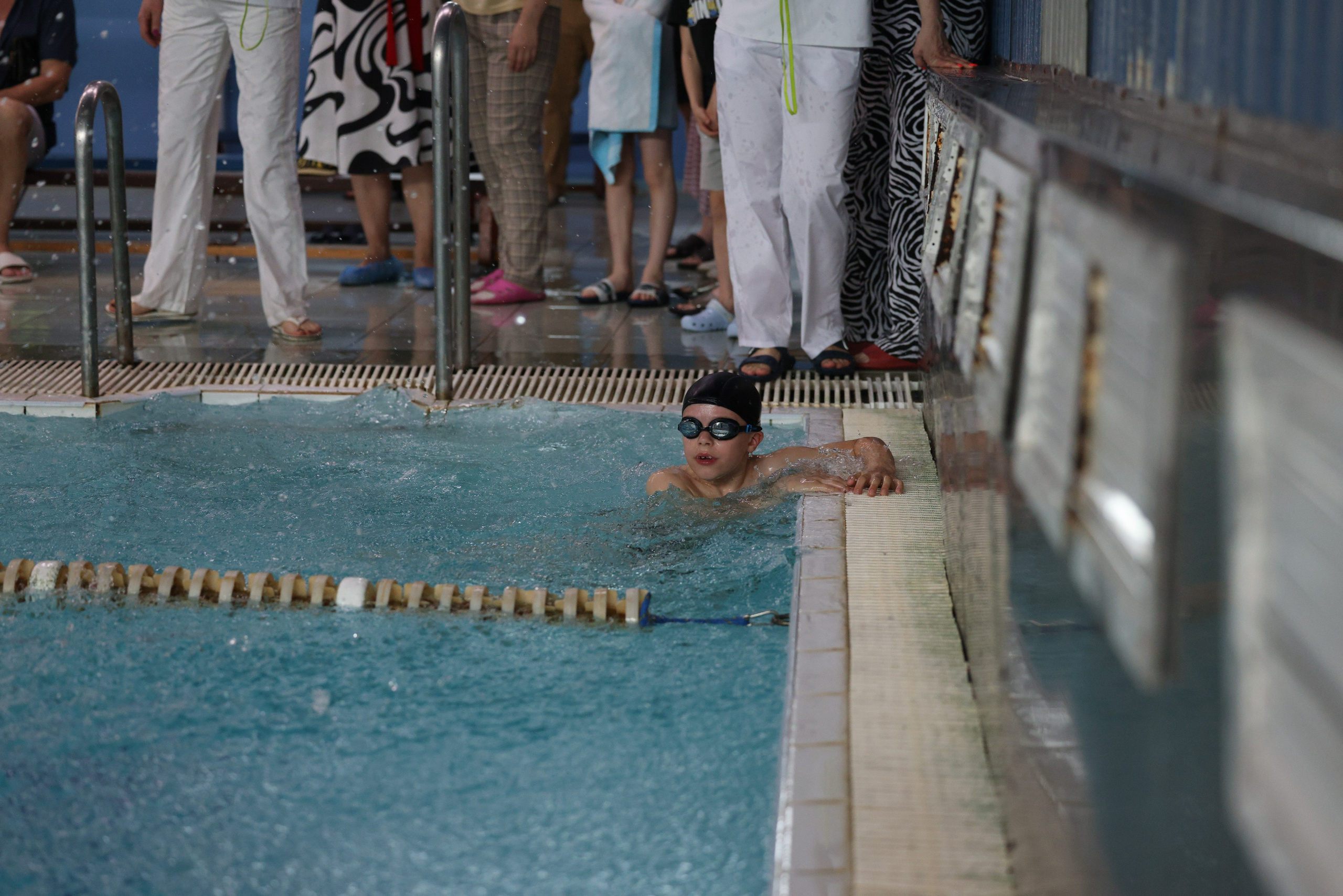 Веселый дельфин. Плавание. Дети 8-9 лет. Фотограф Александр Заломаев