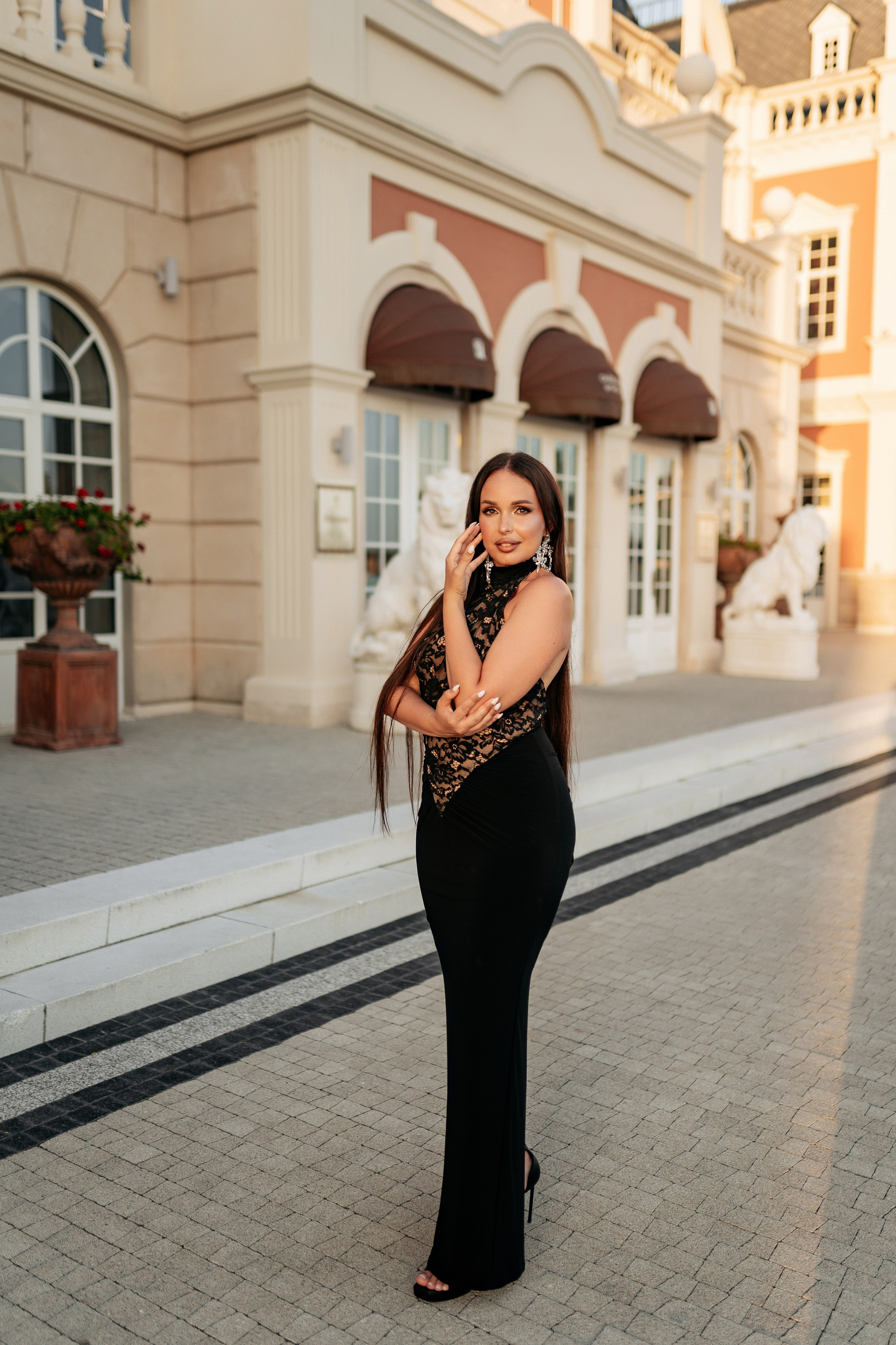 Игровая фотосессия в Геленджике: пара прячется за колоннами Шато де Талю, обмениваясь взглядами