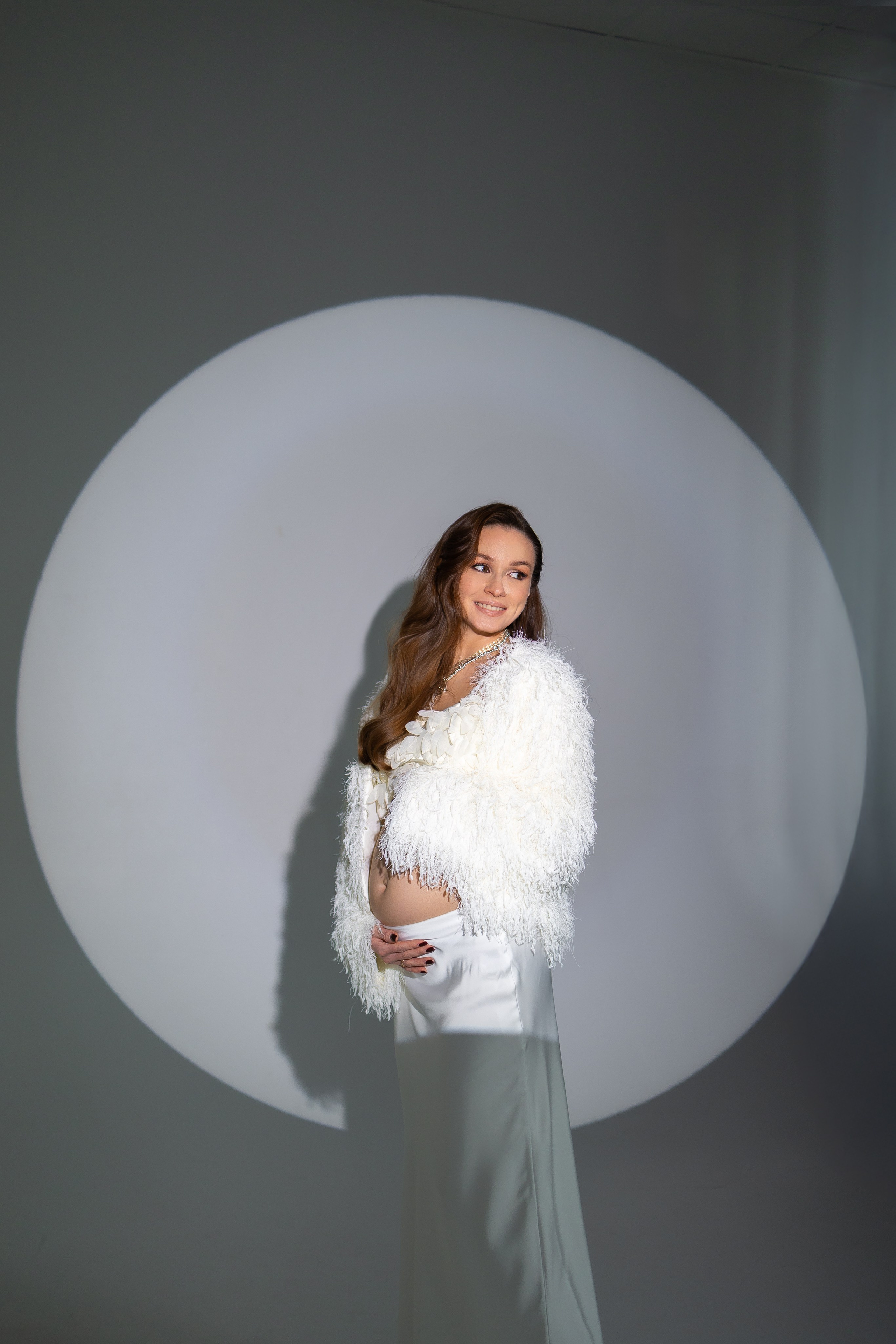 Вероника, классическая портретная фотосессия беременности в студии. Семейный фотограф в Москве Марина Петра