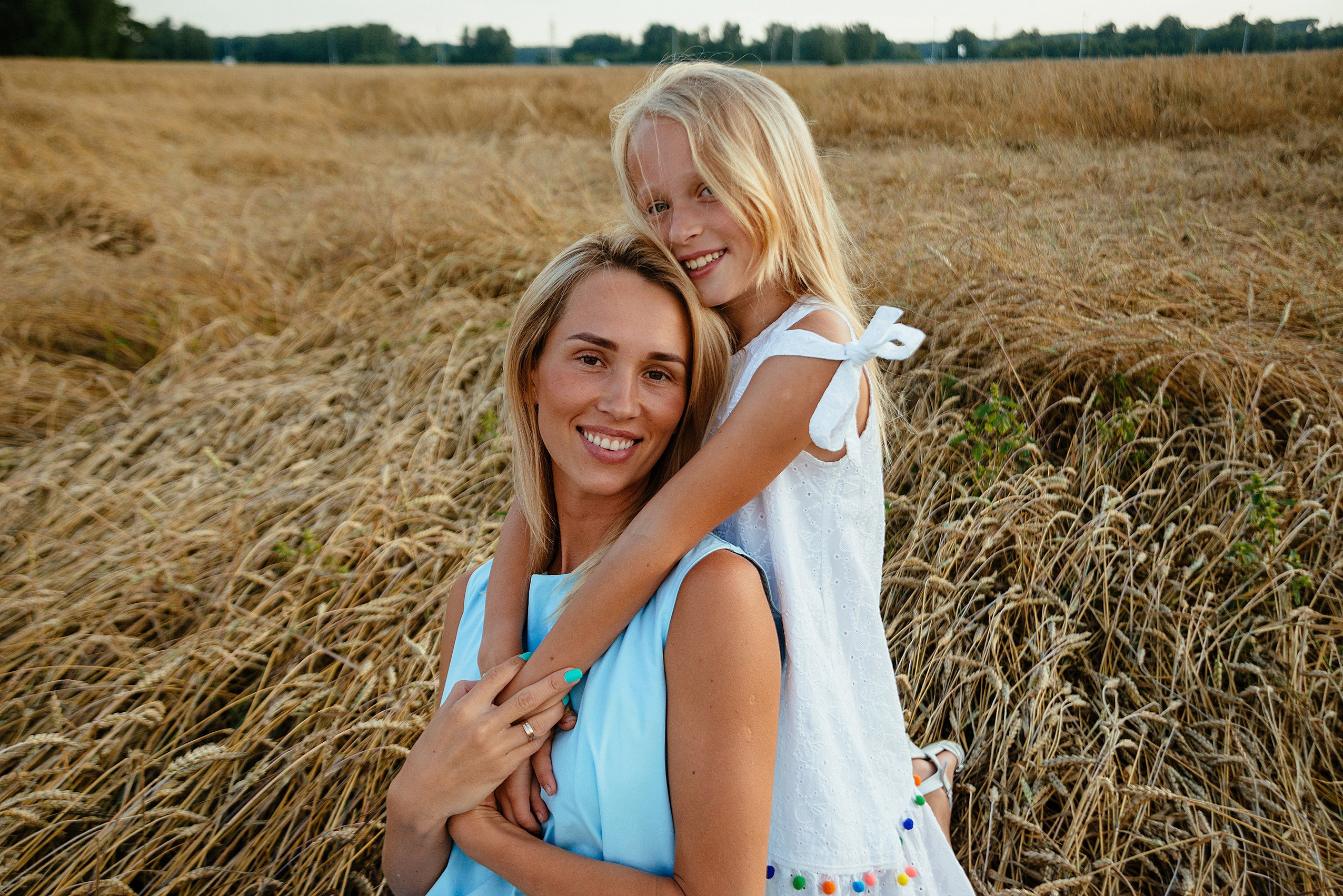 Уличная семейная фотосессия в пшеничном поле. Семейный фотограф Дарья Едапина Новосибирск. Фотограф Дарья Едапина Новосибирск