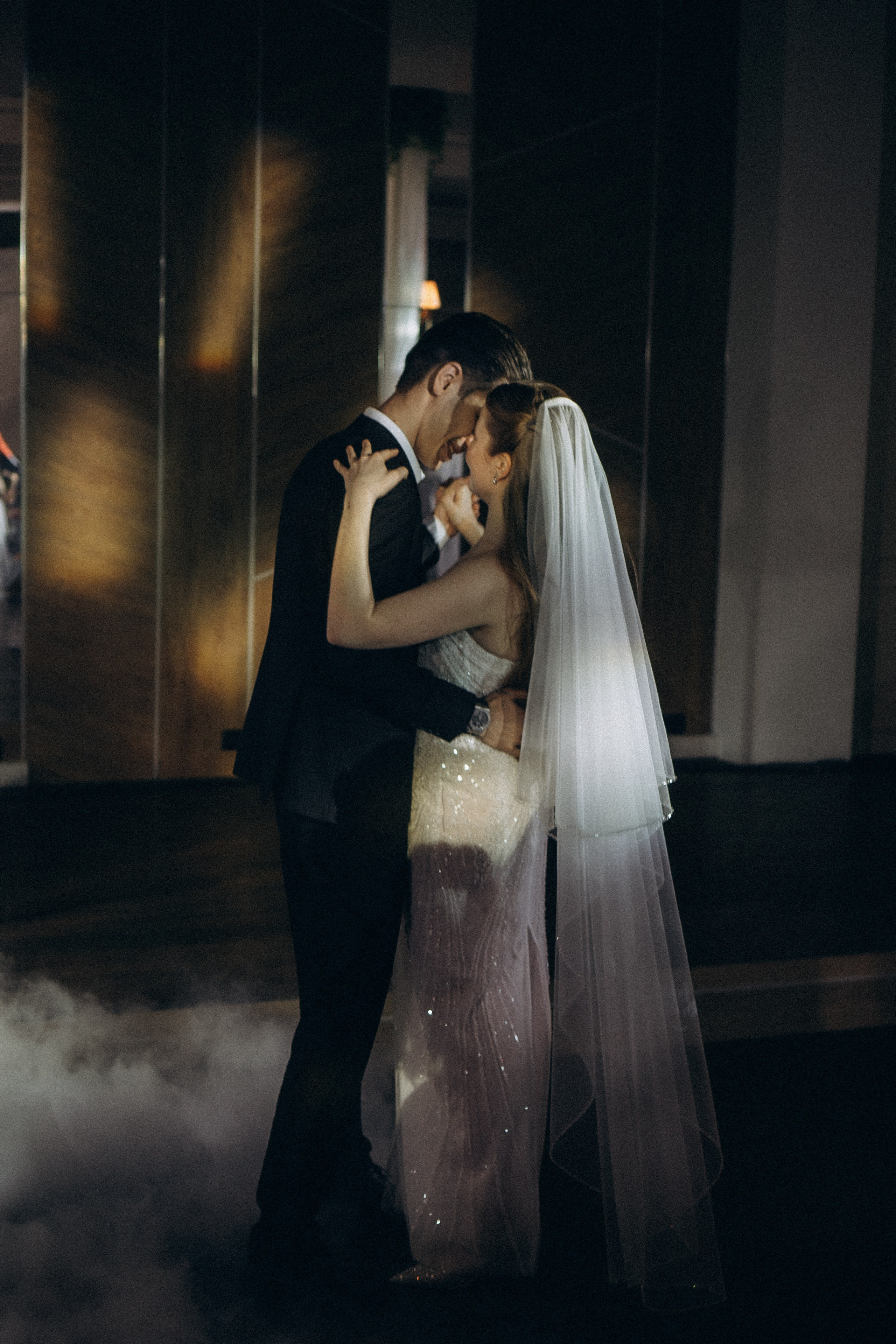 ПЕРВЫЙ ТАНЕЦ МОЛОДЫХ НА БАНКЕТЕ. ТРОГАТЕЛЬНЫЙ МОМЕНТ (СНЯТО В СИБИРЕ В НИЖНЕВАРТОВСКЕ). Профессиональный фотограф, Санкт-Петербург — Виктория Богомолова