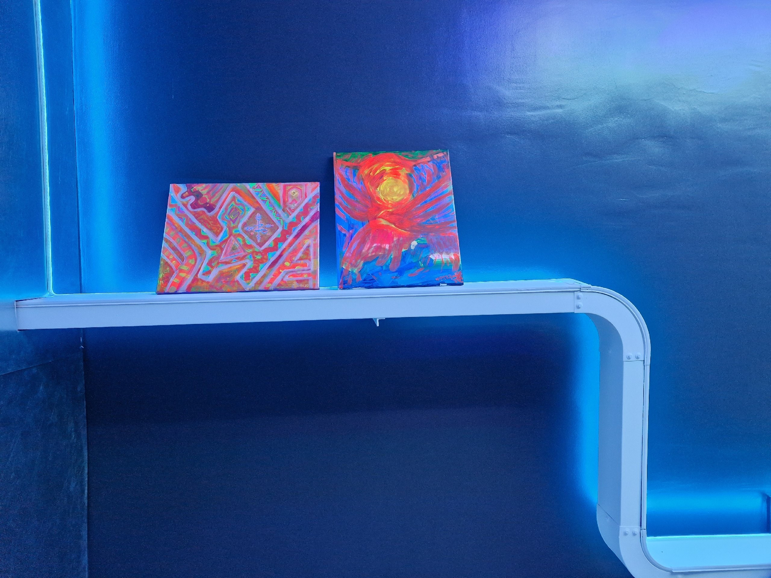 Выставка izteni, купить картину, картина в интерьер, абстракция, флуоресцент, картина с подсветкой, художник, картина в лофт, картина в ресторан, картина в бар, необычные картины, картина акрилом, картина подарок, оригинальный подарок, оригинальная картина, дизайн интерьера картина, izteni, современная живопись, музей картина, подарок на день рождения, подарок на новый год, сюрреализм, смешанная техника, экспериментальная живопись, картина с подсветкой, ультрафиолет картина, современное искусство  