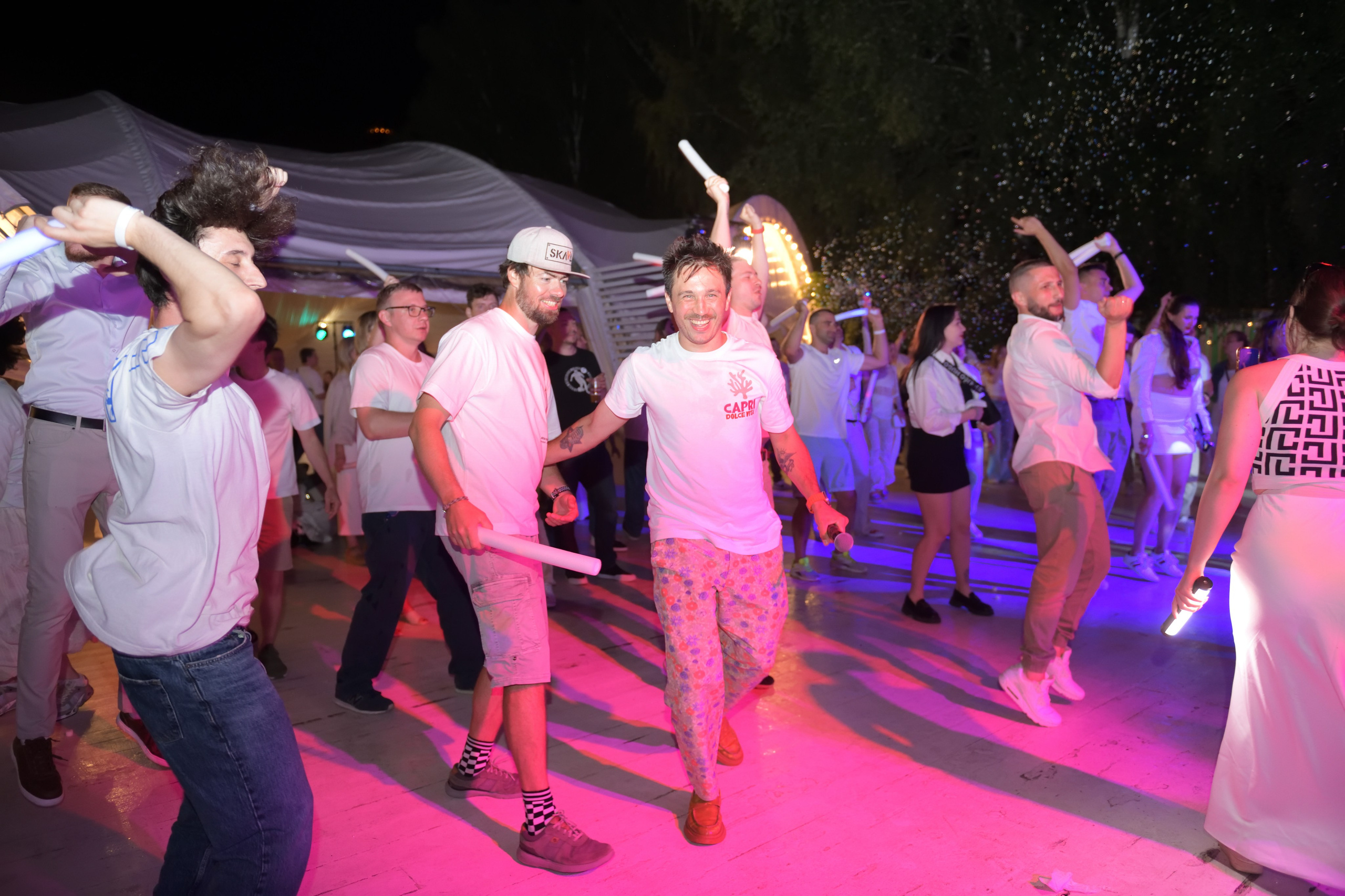 "Аудитория зажигает на музыкальном концерте".